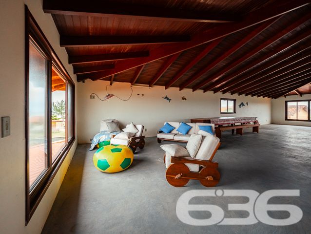 BELÍSSIMO IMÓVEL, com vista panorâmica para o mar - Ideal para pousada ou um local de lazer para um grupo de amigos ou família grande.
Você sempre sonhou em ter uma pousada com vista deslumbrante para o mar? Se sim, essa é a oportunidade perfeita para você! Apresentamos um imóvel incrível, com uma área construída de 500 m², perfeitamente adequado para transformar em uma encantadora pousada à beira-mar.
No térreo, você encontrará espaços cuidadosamente projetados para oferecer o máximo de conforto e comodidade aos seus hóspedes. A área inclui uma cozinha espaçosa, despensa, sala de jantar, sala de estar, sala de TV com dois ambientes, banheiro social e um quarto acolhedor.
No segundo piso, você será presenteado com 2 suítes elegantes, ambas com sacadas privativas e vistas deslumbrantes para o mar. Uma das suítes ainda possui uma luxuosa hidromassagem. Além disso, o segundo piso também dispõe de mais 4 quartos encantadores e um banheiro social.
Mas as surpresas não param por aí! No terceiro piso, você encontrará uma área de festas ampla, perfeita para eventos especiais e momentos de celebração. Com um espaçoso espaço gourmet e uma vista panorâmica para o mar, seus hóspedes poderão desfrutar de momentos inesquecíveis em um ambiente único.
A área externa do imóvel oferece ainda mais atrativos, incluindo banheiro adicional, área de serviço, área de festas com churrasqueira e fogão a lenha. O imóvel conta ainda com seis vagas de garagem cobertas. Tudo isso está situado em um terreno de 840 m², dividido em duas matrículas, proporcionando uma área murada e britada perfeita para os seus hóspedes aproveitarem momentos ao ar livre com segurança e privacidade.
Além disso, o proprietário está aberto a propostas e estuda PERMUTAS envolvendo imóveis em Joinville ou Curitiba. Aproveite essa oportunidade única de investir em um imóvel com um potencial extraordinário para se tornar uma pousada de sucesso em uma localização privilegiada.
Não deixe essa chance escapar! Entre em contato conosco agora mesmo para obter mais informações e agendar uma visita ao imóvel:
Telefone: (47) 3448-3636
WhatsApp: (47) 99190-0636
Imobiliária 636