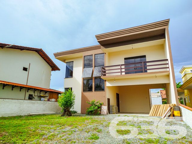 Descubra um refúgio de serenidade e espaço em Balneário Barra do Sul, Santa Catarina, com este elegante sobrado situado no bairro Salinas. Ideal para aqueles que buscam conforto e tranquilidade, este imóvel oferece uma harmoniosa combinação de design moderno com a natureza, proporcionando um ambiente perfeito para relaxar e entreter.
Com uma área construída de 230 m² em um terreno de 455 m², este residencial deslumbra com seus amplos espaços internos e um layout que promove a convivência familiar. A residência apresenta uma generosa área de estar e jantar com pé direito elevado e amplas janelas que inundam o ambiente com luz natural, além de oferecer uma vista desimpedida para o verde externo, refletindo uma integração elegante entre o interior e o exterior.
As características do sobrado incluem:
Duas garagens cobertas e duas descobertas, proporcionando amplo espaço para veículos e equipamentos de lazer.
Dois dormitórios confortáveis e uma suíte, garantindo privacidade e conforto para toda a família.
Três banheiros completos, com acabamentos de qualidade.
Duas sacadas que oferecem um espaço privativo ao ar livre, perfeito para momentos de relaxamento ou para apreciar a vista.
Uma área de serviço funcional, equipada para atender às necessidades do dia a dia.
O imóvel também é completamente murado ou cercado, garantindo segurança e privacidade.
Este imóvel oferece um retiro pacífico do movimento da cidade, enquanto a proximidade com o centro de Balneário Barra do Sul facilita o acesso a comodidades urbanas.
Este sobrado não só exemplifica um design de vida moderno e eficiente mas também destaca o compromisso da 636 Negócios Imobiliários com a excelência no mercado imobiliário. Com mais de 30 anos de experiência, oferecemos uma intermediação impecável que assegura valor e satisfação aos nossos clientes.
Invista em sua felicidade e futuro com esta residência excepcional em Balneário Barra do Sul. Contate a 636 Negócios Imobiliários hoje mesmo para descobrir como este imóvel pode ser seu novo lar.
636 NEGÓCIOS IMOBILIÁRIOS: A SUA MELHOR ESCOLHA
Com mais de 30 anos de experiência, a 636 Negócios Imobiliários é sua parceira ideal para encontrar o imóvel perfeito. Estamos prontos para ajudá-lo a fazer deste imóvel o seu novo lar.
Telefone: (47) 3451-0636
WhatsApp: (47) 99190-0636
Não perca esta oportunidade única. Visite nosso site para mais informações: i636.com.br