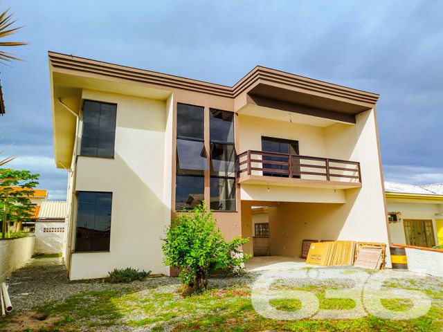 Descubra um refúgio de serenidade e espaço em Balneário Barra do Sul, Santa Catarina, com este elegante sobrado situado no bairro Salinas. Ideal para aqueles que buscam conforto e tranquilidade, este imóvel oferece uma harmoniosa combinação de design moderno com a natureza, proporcionando um ambiente perfeito para relaxar e entreter.
Com uma área construída de 230 m² em um terreno de 455 m², este residencial deslumbra com seus amplos espaços internos e um layout que promove a convivência familiar. A residência apresenta uma generosa área de estar e jantar com pé direito elevado e amplas janelas que inundam o ambiente com luz natural, além de oferecer uma vista desimpedida para o verde externo, refletindo uma integração elegante entre o interior e o exterior.
As características do sobrado incluem:
Duas garagens cobertas e duas descobertas, proporcionando amplo espaço para veículos e equipamentos de lazer.
Dois dormitórios confortáveis e uma suíte, garantindo privacidade e conforto para toda a família.
Três banheiros completos, com acabamentos de qualidade.
Duas sacadas que oferecem um espaço privativo ao ar livre, perfeito para momentos de relaxamento ou para apreciar a vista.
Uma área de serviço funcional, equipada para atender às necessidades do dia a dia.
O imóvel também é completamente murado ou cercado, garantindo segurança e privacidade.
Este imóvel oferece um retiro pacífico do movimento da cidade, enquanto a proximidade com o centro de Balneário Barra do Sul facilita o acesso a comodidades urbanas.
Este sobrado não só exemplifica um design de vida moderno e eficiente mas também destaca o compromisso da 636 Negócios Imobiliários com a excelência no mercado imobiliário. Com mais de 30 anos de experiência, oferecemos uma intermediação impecável que assegura valor e satisfação aos nossos clientes.
Invista em sua felicidade e futuro com esta residência excepcional em Balneário Barra do Sul. Contate a 636 Negócios Imobiliários hoje mesmo para descobrir como este imóvel pode ser seu novo lar.
636 NEGÓCIOS IMOBILIÁRIOS: A SUA MELHOR ESCOLHA
Com mais de 30 anos de experiência, a 636 Negócios Imobiliários é sua parceira ideal para encontrar o imóvel perfeito. Estamos prontos para ajudá-lo a fazer deste imóvel o seu novo lar.
Telefone: (47) 3451-0636
WhatsApp: (47) 99190-0636
Não perca esta oportunidade única. Visite nosso site para mais informações: i636.com.br