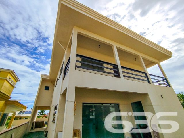Descubra um refúgio de serenidade e espaço em Balneário Barra do Sul, Santa Catarina, com este elegante sobrado situado no bairro Salinas. Ideal para aqueles que buscam conforto e tranquilidade, este imóvel oferece uma harmoniosa combinação de design moderno com a natureza, proporcionando um ambiente perfeito para relaxar e entreter.
Com uma área construída de 230 m² em um terreno de 455 m², este residencial deslumbra com seus amplos espaços internos e um layout que promove a convivência familiar. A residência apresenta uma generosa área de estar e jantar com pé direito elevado e amplas janelas que inundam o ambiente com luz natural, além de oferecer uma vista desimpedida para o verde externo, refletindo uma integração elegante entre o interior e o exterior.
As características do sobrado incluem:
Duas garagens cobertas e duas descobertas, proporcionando amplo espaço para veículos e equipamentos de lazer.
Dois dormitórios confortáveis e uma suíte, garantindo privacidade e conforto para toda a família.
Três banheiros completos, com acabamentos de qualidade.
Duas sacadas que oferecem um espaço privativo ao ar livre, perfeito para momentos de relaxamento ou para apreciar a vista.
Uma área de serviço funcional, equipada para atender às necessidades do dia a dia.
O imóvel também é completamente murado ou cercado, garantindo segurança e privacidade.
Este imóvel oferece um retiro pacífico do movimento da cidade, enquanto a proximidade com o centro de Balneário Barra do Sul facilita o acesso a comodidades urbanas.
Este sobrado não só exemplifica um design de vida moderno e eficiente mas também destaca o compromisso da 636 Negócios Imobiliários com a excelência no mercado imobiliário. Com mais de 30 anos de experiência, oferecemos uma intermediação impecável que assegura valor e satisfação aos nossos clientes.
Invista em sua felicidade e futuro com esta residência excepcional em Balneário Barra do Sul. Contate a 636 Negócios Imobiliários hoje mesmo para descobrir como este imóvel pode ser seu novo lar.
636 NEGÓCIOS IMOBILIÁRIOS: A SUA MELHOR ESCOLHA
Com mais de 30 anos de experiência, a 636 Negócios Imobiliários é sua parceira ideal para encontrar o imóvel perfeito. Estamos prontos para ajudá-lo a fazer deste imóvel o seu novo lar.
Telefone: (47) 3451-0636
WhatsApp: (47) 99190-0636
Não perca esta oportunidade única. Visite nosso site para mais informações: i636.com.br