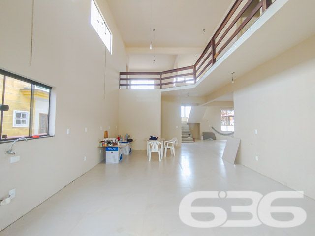 Descubra um refúgio de serenidade e espaço em Balneário Barra do Sul, Santa Catarina, com este elegante sobrado situado no bairro Salinas. Ideal para aqueles que buscam conforto e tranquilidade, este imóvel oferece uma harmoniosa combinação de design moderno com a natureza, proporcionando um ambiente perfeito para relaxar e entreter.
Com uma área construída de 230 m² em um terreno de 455 m², este residencial deslumbra com seus amplos espaços internos e um layout que promove a convivência familiar. A residência apresenta uma generosa área de estar e jantar com pé direito elevado e amplas janelas que inundam o ambiente com luz natural, além de oferecer uma vista desimpedida para o verde externo, refletindo uma integração elegante entre o interior e o exterior.
As características do sobrado incluem:
Duas garagens cobertas e duas descobertas, proporcionando amplo espaço para veículos e equipamentos de lazer.
Dois dormitórios confortáveis e uma suíte, garantindo privacidade e conforto para toda a família.
Três banheiros completos, com acabamentos de qualidade.
Duas sacadas que oferecem um espaço privativo ao ar livre, perfeito para momentos de relaxamento ou para apreciar a vista.
Uma área de serviço funcional, equipada para atender às necessidades do dia a dia.
O imóvel também é completamente murado ou cercado, garantindo segurança e privacidade.
Este imóvel oferece um retiro pacífico do movimento da cidade, enquanto a proximidade com o centro de Balneário Barra do Sul facilita o acesso a comodidades urbanas.
Este sobrado não só exemplifica um design de vida moderno e eficiente mas também destaca o compromisso da 636 Negócios Imobiliários com a excelência no mercado imobiliário. Com mais de 30 anos de experiência, oferecemos uma intermediação impecável que assegura valor e satisfação aos nossos clientes.
Invista em sua felicidade e futuro com esta residência excepcional em Balneário Barra do Sul. Contate a 636 Negócios Imobiliários hoje mesmo para descobrir como este imóvel pode ser seu novo lar.
636 NEGÓCIOS IMOBILIÁRIOS: A SUA MELHOR ESCOLHA
Com mais de 30 anos de experiência, a 636 Negócios Imobiliários é sua parceira ideal para encontrar o imóvel perfeito. Estamos prontos para ajudá-lo a fazer deste imóvel o seu novo lar.
Telefone: (47) 3451-0636
WhatsApp: (47) 99190-0636
Não perca esta oportunidade única. Visite nosso site para mais informações: i636.com.br