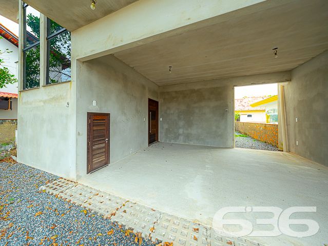 Descubra um refúgio de serenidade e espaço em Balneário Barra do Sul, Santa Catarina, com este elegante sobrado situado no bairro Salinas. Ideal para aqueles que buscam conforto e tranquilidade, este imóvel oferece uma harmoniosa combinação de design moderno com a natureza, proporcionando um ambiente perfeito para relaxar e entreter.
Com uma área construída de 230 m² em um terreno de 455 m², este residencial deslumbra com seus amplos espaços internos e um layout que promove a convivência familiar. A residência apresenta uma generosa área de estar e jantar com pé direito elevado e amplas janelas que inundam o ambiente com luz natural, além de oferecer uma vista desimpedida para o verde externo, refletindo uma integração elegante entre o interior e o exterior.
As características do sobrado incluem:
Duas garagens cobertas e duas descobertas, proporcionando amplo espaço para veículos e equipamentos de lazer.
Dois dormitórios confortáveis e uma suíte, garantindo privacidade e conforto para toda a família.
Três banheiros completos, com acabamentos de qualidade.
Duas sacadas que oferecem um espaço privativo ao ar livre, perfeito para momentos de relaxamento ou para apreciar a vista.
Uma área de serviço funcional, equipada para atender às necessidades do dia a dia.
O imóvel também é completamente murado ou cercado, garantindo segurança e privacidade.
Este imóvel oferece um retiro pacífico do movimento da cidade, enquanto a proximidade com o centro de Balneário Barra do Sul facilita o acesso a comodidades urbanas.
Este sobrado não só exemplifica um design de vida moderno e eficiente mas também destaca o compromisso da 636 Negócios Imobiliários com a excelência no mercado imobiliário. Com mais de 30 anos de experiência, oferecemos uma intermediação impecável que assegura valor e satisfação aos nossos clientes.
Invista em sua felicidade e futuro com esta residência excepcional em Balneário Barra do Sul. Contate a 636 Negócios Imobiliários hoje mesmo para descobrir como este imóvel pode ser seu novo lar.
636 NEGÓCIOS IMOBILIÁRIOS: A SUA MELHOR ESCOLHA
Com mais de 30 anos de experiência, a 636 Negócios Imobiliários é sua parceira ideal para encontrar o imóvel perfeito. Estamos prontos para ajudá-lo a fazer deste imóvel o seu novo lar.
Telefone: (47) 3451-0636
WhatsApp: (47) 99190-0636
Não perca esta oportunidade única. Visite nosso site para mais informações: i636.com.br