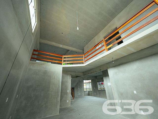 Descubra um refúgio de serenidade e espaço em Balneário Barra do Sul, Santa Catarina, com este elegante sobrado situado no bairro Salinas. Ideal para aqueles que buscam conforto e tranquilidade, este imóvel oferece uma harmoniosa combinação de design moderno com a natureza, proporcionando um ambiente perfeito para relaxar e entreter.
Com uma área construída de 230 m² em um terreno de 455 m², este residencial deslumbra com seus amplos espaços internos e um layout que promove a convivência familiar. A residência apresenta uma generosa área de estar e jantar com pé direito elevado e amplas janelas que inundam o ambiente com luz natural, além de oferecer uma vista desimpedida para o verde externo, refletindo uma integração elegante entre o interior e o exterior.
As características do sobrado incluem:
Duas garagens cobertas e duas descobertas, proporcionando amplo espaço para veículos e equipamentos de lazer.
Dois dormitórios confortáveis e uma suíte, garantindo privacidade e conforto para toda a família.
Três banheiros completos, com acabamentos de qualidade.
Duas sacadas que oferecem um espaço privativo ao ar livre, perfeito para momentos de relaxamento ou para apreciar a vista.
Uma área de serviço funcional, equipada para atender às necessidades do dia a dia.
O imóvel também é completamente murado ou cercado, garantindo segurança e privacidade.
Este imóvel oferece um retiro pacífico do movimento da cidade, enquanto a proximidade com o centro de Balneário Barra do Sul facilita o acesso a comodidades urbanas.
Este sobrado não só exemplifica um design de vida moderno e eficiente mas também destaca o compromisso da 636 Negócios Imobiliários com a excelência no mercado imobiliário. Com mais de 30 anos de experiência, oferecemos uma intermediação impecável que assegura valor e satisfação aos nossos clientes.
Invista em sua felicidade e futuro com esta residência excepcional em Balneário Barra do Sul. Contate a 636 Negócios Imobiliários hoje mesmo para descobrir como este imóvel pode ser seu novo lar.
636 NEGÓCIOS IMOBILIÁRIOS: A SUA MELHOR ESCOLHA
Com mais de 30 anos de experiência, a 636 Negócios Imobiliários é sua parceira ideal para encontrar o imóvel perfeito. Estamos prontos para ajudá-lo a fazer deste imóvel o seu novo lar.
Telefone: (47) 3451-0636
WhatsApp: (47) 99190-0636
Não perca esta oportunidade única. Visite nosso site para mais informações: i636.com.br