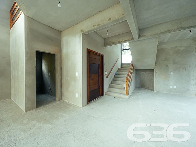 Descubra um refúgio de serenidade e espaço em Balneário Barra do Sul, Santa Catarina, com este elegante sobrado situado no bairro Salinas. Ideal para aqueles que buscam conforto e tranquilidade, este imóvel oferece uma harmoniosa combinação de design moderno com a natureza, proporcionando um ambiente perfeito para relaxar e entreter.
Com uma área construída de 230 m² em um terreno de 455 m², este residencial deslumbra com seus amplos espaços internos e um layout que promove a convivência familiar. A residência apresenta uma generosa área de estar e jantar com pé direito elevado e amplas janelas que inundam o ambiente com luz natural, além de oferecer uma vista desimpedida para o verde externo, refletindo uma integração elegante entre o interior e o exterior.
As características do sobrado incluem:
Duas garagens cobertas e duas descobertas, proporcionando amplo espaço para veículos e equipamentos de lazer.
Dois dormitórios confortáveis e uma suíte, garantindo privacidade e conforto para toda a família.
Três banheiros completos, com acabamentos de qualidade.
Duas sacadas que oferecem um espaço privativo ao ar livre, perfeito para momentos de relaxamento ou para apreciar a vista.
Uma área de serviço funcional, equipada para atender às necessidades do dia a dia.
O imóvel também é completamente murado ou cercado, garantindo segurança e privacidade.
Este imóvel oferece um retiro pacífico do movimento da cidade, enquanto a proximidade com o centro de Balneário Barra do Sul facilita o acesso a comodidades urbanas.
Este sobrado não só exemplifica um design de vida moderno e eficiente mas também destaca o compromisso da 636 Negócios Imobiliários com a excelência no mercado imobiliário. Com mais de 30 anos de experiência, oferecemos uma intermediação impecável que assegura valor e satisfação aos nossos clientes.
Invista em sua felicidade e futuro com esta residência excepcional em Balneário Barra do Sul. Contate a 636 Negócios Imobiliários hoje mesmo para descobrir como este imóvel pode ser seu novo lar.
636 NEGÓCIOS IMOBILIÁRIOS: A SUA MELHOR ESCOLHA
Com mais de 30 anos de experiência, a 636 Negócios Imobiliários é sua parceira ideal para encontrar o imóvel perfeito. Estamos prontos para ajudá-lo a fazer deste imóvel o seu novo lar.
Telefone: (47) 3451-0636
WhatsApp: (47) 99190-0636
Não perca esta oportunidade única. Visite nosso site para mais informações: i636.com.br