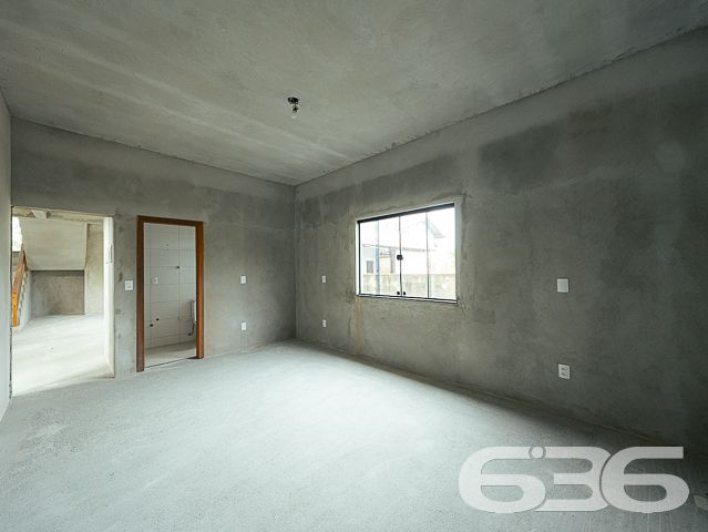 Descubra um refúgio de serenidade e espaço em Balneário Barra do Sul, Santa Catarina, com este elegante sobrado situado no bairro Salinas. Ideal para aqueles que buscam conforto e tranquilidade, este imóvel oferece uma harmoniosa combinação de design moderno com a natureza, proporcionando um ambiente perfeito para relaxar e entreter.
Com uma área construída de 230 m² em um terreno de 455 m², este residencial deslumbra com seus amplos espaços internos e um layout que promove a convivência familiar. A residência apresenta uma generosa área de estar e jantar com pé direito elevado e amplas janelas que inundam o ambiente com luz natural, além de oferecer uma vista desimpedida para o verde externo, refletindo uma integração elegante entre o interior e o exterior.
As características do sobrado incluem:
Duas garagens cobertas e duas descobertas, proporcionando amplo espaço para veículos e equipamentos de lazer.
Dois dormitórios confortáveis e uma suíte, garantindo privacidade e conforto para toda a família.
Três banheiros completos, com acabamentos de qualidade.
Duas sacadas que oferecem um espaço privativo ao ar livre, perfeito para momentos de relaxamento ou para apreciar a vista.
Uma área de serviço funcional, equipada para atender às necessidades do dia a dia.
O imóvel também é completamente murado ou cercado, garantindo segurança e privacidade.
Este imóvel oferece um retiro pacífico do movimento da cidade, enquanto a proximidade com o centro de Balneário Barra do Sul facilita o acesso a comodidades urbanas.
Este sobrado não só exemplifica um design de vida moderno e eficiente mas também destaca o compromisso da 636 Negócios Imobiliários com a excelência no mercado imobiliário. Com mais de 30 anos de experiência, oferecemos uma intermediação impecável que assegura valor e satisfação aos nossos clientes.
Invista em sua felicidade e futuro com esta residência excepcional em Balneário Barra do Sul. Contate a 636 Negócios Imobiliários hoje mesmo para descobrir como este imóvel pode ser seu novo lar.
636 NEGÓCIOS IMOBILIÁRIOS: A SUA MELHOR ESCOLHA
Com mais de 30 anos de experiência, a 636 Negócios Imobiliários é sua parceira ideal para encontrar o imóvel perfeito. Estamos prontos para ajudá-lo a fazer deste imóvel o seu novo lar.
Telefone: (47) 3451-0636
WhatsApp: (47) 99190-0636
Não perca esta oportunidade única. Visite nosso site para mais informações: i636.com.br
