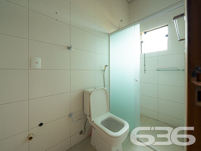 Descubra um refúgio de serenidade e espaço em Balneário Barra do Sul, Santa Catarina, com este elegante sobrado situado no bairro Salinas. Ideal para aqueles que buscam conforto e tranquilidade, este imóvel oferece uma harmoniosa combinação de design moderno com a natureza, proporcionando um ambiente perfeito para relaxar e entreter.
Com uma área construída de 230 m² em um terreno de 455 m², este residencial deslumbra com seus amplos espaços internos e um layout que promove a convivência familiar. A residência apresenta uma generosa área de estar e jantar com pé direito elevado e amplas janelas que inundam o ambiente com luz natural, além de oferecer uma vista desimpedida para o verde externo, refletindo uma integração elegante entre o interior e o exterior.
As características do sobrado incluem:
Duas garagens cobertas e duas descobertas, proporcionando amplo espaço para veículos e equipamentos de lazer.
Dois dormitórios confortáveis e uma suíte, garantindo privacidade e conforto para toda a família.
Três banheiros completos, com acabamentos de qualidade.
Duas sacadas que oferecem um espaço privativo ao ar livre, perfeito para momentos de relaxamento ou para apreciar a vista.
Uma área de serviço funcional, equipada para atender às necessidades do dia a dia.
O imóvel também é completamente murado ou cercado, garantindo segurança e privacidade.
Este imóvel oferece um retiro pacífico do movimento da cidade, enquanto a proximidade com o centro de Balneário Barra do Sul facilita o acesso a comodidades urbanas.
Este sobrado não só exemplifica um design de vida moderno e eficiente mas também destaca o compromisso da 636 Negócios Imobiliários com a excelência no mercado imobiliário. Com mais de 30 anos de experiência, oferecemos uma intermediação impecável que assegura valor e satisfação aos nossos clientes.
Invista em sua felicidade e futuro com esta residência excepcional em Balneário Barra do Sul. Contate a 636 Negócios Imobiliários hoje mesmo para descobrir como este imóvel pode ser seu novo lar.
636 NEGÓCIOS IMOBILIÁRIOS: A SUA MELHOR ESCOLHA
Com mais de 30 anos de experiência, a 636 Negócios Imobiliários é sua parceira ideal para encontrar o imóvel perfeito. Estamos prontos para ajudá-lo a fazer deste imóvel o seu novo lar.
Telefone: (47) 3451-0636
WhatsApp: (47) 99190-0636
Não perca esta oportunidade única. Visite nosso site para mais informações: i636.com.br