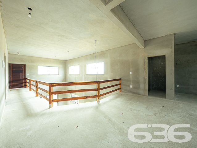 Descubra um refúgio de serenidade e espaço em Balneário Barra do Sul, Santa Catarina, com este elegante sobrado situado no bairro Salinas. Ideal para aqueles que buscam conforto e tranquilidade, este imóvel oferece uma harmoniosa combinação de design moderno com a natureza, proporcionando um ambiente perfeito para relaxar e entreter.
Com uma área construída de 230 m² em um terreno de 455 m², este residencial deslumbra com seus amplos espaços internos e um layout que promove a convivência familiar. A residência apresenta uma generosa área de estar e jantar com pé direito elevado e amplas janelas que inundam o ambiente com luz natural, além de oferecer uma vista desimpedida para o verde externo, refletindo uma integração elegante entre o interior e o exterior.
As características do sobrado incluem:
Duas garagens cobertas e duas descobertas, proporcionando amplo espaço para veículos e equipamentos de lazer.
Dois dormitórios confortáveis e uma suíte, garantindo privacidade e conforto para toda a família.
Três banheiros completos, com acabamentos de qualidade.
Duas sacadas que oferecem um espaço privativo ao ar livre, perfeito para momentos de relaxamento ou para apreciar a vista.
Uma área de serviço funcional, equipada para atender às necessidades do dia a dia.
O imóvel também é completamente murado ou cercado, garantindo segurança e privacidade.
Este imóvel oferece um retiro pacífico do movimento da cidade, enquanto a proximidade com o centro de Balneário Barra do Sul facilita o acesso a comodidades urbanas.
Este sobrado não só exemplifica um design de vida moderno e eficiente mas também destaca o compromisso da 636 Negócios Imobiliários com a excelência no mercado imobiliário. Com mais de 30 anos de experiência, oferecemos uma intermediação impecável que assegura valor e satisfação aos nossos clientes.
Invista em sua felicidade e futuro com esta residência excepcional em Balneário Barra do Sul. Contate a 636 Negócios Imobiliários hoje mesmo para descobrir como este imóvel pode ser seu novo lar.
636 NEGÓCIOS IMOBILIÁRIOS: A SUA MELHOR ESCOLHA
Com mais de 30 anos de experiência, a 636 Negócios Imobiliários é sua parceira ideal para encontrar o imóvel perfeito. Estamos prontos para ajudá-lo a fazer deste imóvel o seu novo lar.
Telefone: (47) 3451-0636
WhatsApp: (47) 99190-0636
Não perca esta oportunidade única. Visite nosso site para mais informações: i636.com.br