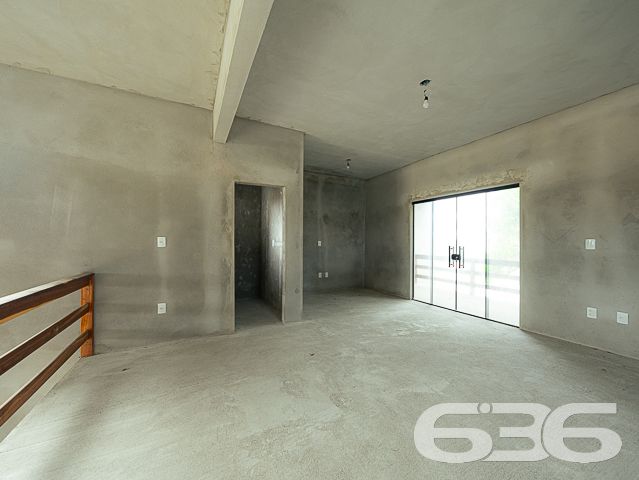 Descubra um refúgio de serenidade e espaço em Balneário Barra do Sul, Santa Catarina, com este elegante sobrado situado no bairro Salinas. Ideal para aqueles que buscam conforto e tranquilidade, este imóvel oferece uma harmoniosa combinação de design moderno com a natureza, proporcionando um ambiente perfeito para relaxar e entreter.
Com uma área construída de 230 m² em um terreno de 455 m², este residencial deslumbra com seus amplos espaços internos e um layout que promove a convivência familiar. A residência apresenta uma generosa área de estar e jantar com pé direito elevado e amplas janelas que inundam o ambiente com luz natural, além de oferecer uma vista desimpedida para o verde externo, refletindo uma integração elegante entre o interior e o exterior.
As características do sobrado incluem:
Duas garagens cobertas e duas descobertas, proporcionando amplo espaço para veículos e equipamentos de lazer.
Dois dormitórios confortáveis e uma suíte, garantindo privacidade e conforto para toda a família.
Três banheiros completos, com acabamentos de qualidade.
Duas sacadas que oferecem um espaço privativo ao ar livre, perfeito para momentos de relaxamento ou para apreciar a vista.
Uma área de serviço funcional, equipada para atender às necessidades do dia a dia.
O imóvel também é completamente murado ou cercado, garantindo segurança e privacidade.
Este imóvel oferece um retiro pacífico do movimento da cidade, enquanto a proximidade com o centro de Balneário Barra do Sul facilita o acesso a comodidades urbanas.
Este sobrado não só exemplifica um design de vida moderno e eficiente mas também destaca o compromisso da 636 Negócios Imobiliários com a excelência no mercado imobiliário. Com mais de 30 anos de experiência, oferecemos uma intermediação impecável que assegura valor e satisfação aos nossos clientes.
Invista em sua felicidade e futuro com esta residência excepcional em Balneário Barra do Sul. Contate a 636 Negócios Imobiliários hoje mesmo para descobrir como este imóvel pode ser seu novo lar.
636 NEGÓCIOS IMOBILIÁRIOS: A SUA MELHOR ESCOLHA
Com mais de 30 anos de experiência, a 636 Negócios Imobiliários é sua parceira ideal para encontrar o imóvel perfeito. Estamos prontos para ajudá-lo a fazer deste imóvel o seu novo lar.
Telefone: (47) 3451-0636
WhatsApp: (47) 99190-0636
Não perca esta oportunidade única. Visite nosso site para mais informações: i636.com.br