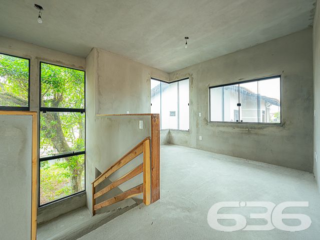 Descubra um refúgio de serenidade e espaço em Balneário Barra do Sul, Santa Catarina, com este elegante sobrado situado no bairro Salinas. Ideal para aqueles que buscam conforto e tranquilidade, este imóvel oferece uma harmoniosa combinação de design moderno com a natureza, proporcionando um ambiente perfeito para relaxar e entreter.
Com uma área construída de 230 m² em um terreno de 455 m², este residencial deslumbra com seus amplos espaços internos e um layout que promove a convivência familiar. A residência apresenta uma generosa área de estar e jantar com pé direito elevado e amplas janelas que inundam o ambiente com luz natural, além de oferecer uma vista desimpedida para o verde externo, refletindo uma integração elegante entre o interior e o exterior.
As características do sobrado incluem:
Duas garagens cobertas e duas descobertas, proporcionando amplo espaço para veículos e equipamentos de lazer.
Dois dormitórios confortáveis e uma suíte, garantindo privacidade e conforto para toda a família.
Três banheiros completos, com acabamentos de qualidade.
Duas sacadas que oferecem um espaço privativo ao ar livre, perfeito para momentos de relaxamento ou para apreciar a vista.
Uma área de serviço funcional, equipada para atender às necessidades do dia a dia.
O imóvel também é completamente murado ou cercado, garantindo segurança e privacidade.
Este imóvel oferece um retiro pacífico do movimento da cidade, enquanto a proximidade com o centro de Balneário Barra do Sul facilita o acesso a comodidades urbanas.
Este sobrado não só exemplifica um design de vida moderno e eficiente mas também destaca o compromisso da 636 Negócios Imobiliários com a excelência no mercado imobiliário. Com mais de 30 anos de experiência, oferecemos uma intermediação impecável que assegura valor e satisfação aos nossos clientes.
Invista em sua felicidade e futuro com esta residência excepcional em Balneário Barra do Sul. Contate a 636 Negócios Imobiliários hoje mesmo para descobrir como este imóvel pode ser seu novo lar.
636 NEGÓCIOS IMOBILIÁRIOS: A SUA MELHOR ESCOLHA
Com mais de 30 anos de experiência, a 636 Negócios Imobiliários é sua parceira ideal para encontrar o imóvel perfeito. Estamos prontos para ajudá-lo a fazer deste imóvel o seu novo lar.
Telefone: (47) 3451-0636
WhatsApp: (47) 99190-0636
Não perca esta oportunidade única. Visite nosso site para mais informações: i636.com.br