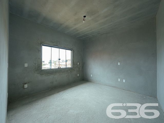 Descubra um refúgio de serenidade e espaço em Balneário Barra do Sul, Santa Catarina, com este elegante sobrado situado no bairro Salinas. Ideal para aqueles que buscam conforto e tranquilidade, este imóvel oferece uma harmoniosa combinação de design moderno com a natureza, proporcionando um ambiente perfeito para relaxar e entreter.
Com uma área construída de 230 m² em um terreno de 455 m², este residencial deslumbra com seus amplos espaços internos e um layout que promove a convivência familiar. A residência apresenta uma generosa área de estar e jantar com pé direito elevado e amplas janelas que inundam o ambiente com luz natural, além de oferecer uma vista desimpedida para o verde externo, refletindo uma integração elegante entre o interior e o exterior.
As características do sobrado incluem:
Duas garagens cobertas e duas descobertas, proporcionando amplo espaço para veículos e equipamentos de lazer.
Dois dormitórios confortáveis e uma suíte, garantindo privacidade e conforto para toda a família.
Três banheiros completos, com acabamentos de qualidade.
Duas sacadas que oferecem um espaço privativo ao ar livre, perfeito para momentos de relaxamento ou para apreciar a vista.
Uma área de serviço funcional, equipada para atender às necessidades do dia a dia.
O imóvel também é completamente murado ou cercado, garantindo segurança e privacidade.
Este imóvel oferece um retiro pacífico do movimento da cidade, enquanto a proximidade com o centro de Balneário Barra do Sul facilita o acesso a comodidades urbanas.
Este sobrado não só exemplifica um design de vida moderno e eficiente mas também destaca o compromisso da 636 Negócios Imobiliários com a excelência no mercado imobiliário. Com mais de 30 anos de experiência, oferecemos uma intermediação impecável que assegura valor e satisfação aos nossos clientes.
Invista em sua felicidade e futuro com esta residência excepcional em Balneário Barra do Sul. Contate a 636 Negócios Imobiliários hoje mesmo para descobrir como este imóvel pode ser seu novo lar.
636 NEGÓCIOS IMOBILIÁRIOS: A SUA MELHOR ESCOLHA
Com mais de 30 anos de experiência, a 636 Negócios Imobiliários é sua parceira ideal para encontrar o imóvel perfeito. Estamos prontos para ajudá-lo a fazer deste imóvel o seu novo lar.
Telefone: (47) 3451-0636
WhatsApp: (47) 99190-0636
Não perca esta oportunidade única. Visite nosso site para mais informações: i636.com.br