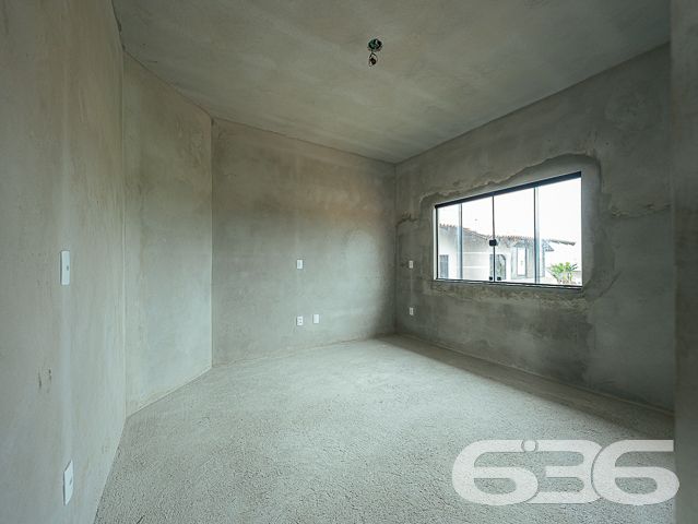 Descubra um refúgio de serenidade e espaço em Balneário Barra do Sul, Santa Catarina, com este elegante sobrado situado no bairro Salinas. Ideal para aqueles que buscam conforto e tranquilidade, este imóvel oferece uma harmoniosa combinação de design moderno com a natureza, proporcionando um ambiente perfeito para relaxar e entreter.
Com uma área construída de 230 m² em um terreno de 455 m², este residencial deslumbra com seus amplos espaços internos e um layout que promove a convivência familiar. A residência apresenta uma generosa área de estar e jantar com pé direito elevado e amplas janelas que inundam o ambiente com luz natural, além de oferecer uma vista desimpedida para o verde externo, refletindo uma integração elegante entre o interior e o exterior.
As características do sobrado incluem:
Duas garagens cobertas e duas descobertas, proporcionando amplo espaço para veículos e equipamentos de lazer.
Dois dormitórios confortáveis e uma suíte, garantindo privacidade e conforto para toda a família.
Três banheiros completos, com acabamentos de qualidade.
Duas sacadas que oferecem um espaço privativo ao ar livre, perfeito para momentos de relaxamento ou para apreciar a vista.
Uma área de serviço funcional, equipada para atender às necessidades do dia a dia.
O imóvel também é completamente murado ou cercado, garantindo segurança e privacidade.
Este imóvel oferece um retiro pacífico do movimento da cidade, enquanto a proximidade com o centro de Balneário Barra do Sul facilita o acesso a comodidades urbanas.
Este sobrado não só exemplifica um design de vida moderno e eficiente mas também destaca o compromisso da 636 Negócios Imobiliários com a excelência no mercado imobiliário. Com mais de 30 anos de experiência, oferecemos uma intermediação impecável que assegura valor e satisfação aos nossos clientes.
Invista em sua felicidade e futuro com esta residência excepcional em Balneário Barra do Sul. Contate a 636 Negócios Imobiliários hoje mesmo para descobrir como este imóvel pode ser seu novo lar.
636 NEGÓCIOS IMOBILIÁRIOS: A SUA MELHOR ESCOLHA
Com mais de 30 anos de experiência, a 636 Negócios Imobiliários é sua parceira ideal para encontrar o imóvel perfeito. Estamos prontos para ajudá-lo a fazer deste imóvel o seu novo lar.
Telefone: (47) 3451-0636
WhatsApp: (47) 99190-0636
Não perca esta oportunidade única. Visite nosso site para mais informações: i636.com.br