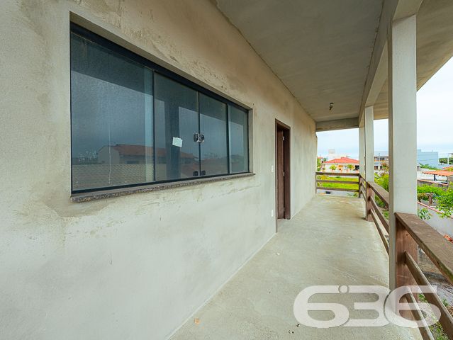 Descubra um refúgio de serenidade e espaço em Balneário Barra do Sul, Santa Catarina, com este elegante sobrado situado no bairro Salinas. Ideal para aqueles que buscam conforto e tranquilidade, este imóvel oferece uma harmoniosa combinação de design moderno com a natureza, proporcionando um ambiente perfeito para relaxar e entreter.
Com uma área construída de 230 m² em um terreno de 455 m², este residencial deslumbra com seus amplos espaços internos e um layout que promove a convivência familiar. A residência apresenta uma generosa área de estar e jantar com pé direito elevado e amplas janelas que inundam o ambiente com luz natural, além de oferecer uma vista desimpedida para o verde externo, refletindo uma integração elegante entre o interior e o exterior.
As características do sobrado incluem:
Duas garagens cobertas e duas descobertas, proporcionando amplo espaço para veículos e equipamentos de lazer.
Dois dormitórios confortáveis e uma suíte, garantindo privacidade e conforto para toda a família.
Três banheiros completos, com acabamentos de qualidade.
Duas sacadas que oferecem um espaço privativo ao ar livre, perfeito para momentos de relaxamento ou para apreciar a vista.
Uma área de serviço funcional, equipada para atender às necessidades do dia a dia.
O imóvel também é completamente murado ou cercado, garantindo segurança e privacidade.
Este imóvel oferece um retiro pacífico do movimento da cidade, enquanto a proximidade com o centro de Balneário Barra do Sul facilita o acesso a comodidades urbanas.
Este sobrado não só exemplifica um design de vida moderno e eficiente mas também destaca o compromisso da 636 Negócios Imobiliários com a excelência no mercado imobiliário. Com mais de 30 anos de experiência, oferecemos uma intermediação impecável que assegura valor e satisfação aos nossos clientes.
Invista em sua felicidade e futuro com esta residência excepcional em Balneário Barra do Sul. Contate a 636 Negócios Imobiliários hoje mesmo para descobrir como este imóvel pode ser seu novo lar.
636 NEGÓCIOS IMOBILIÁRIOS: A SUA MELHOR ESCOLHA
Com mais de 30 anos de experiência, a 636 Negócios Imobiliários é sua parceira ideal para encontrar o imóvel perfeito. Estamos prontos para ajudá-lo a fazer deste imóvel o seu novo lar.
Telefone: (47) 3451-0636
WhatsApp: (47) 99190-0636
Não perca esta oportunidade única. Visite nosso site para mais informações: i636.com.br