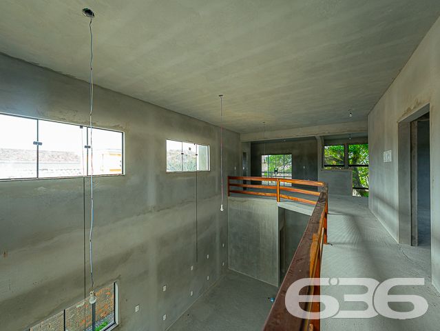 Descubra um refúgio de serenidade e espaço em Balneário Barra do Sul, Santa Catarina, com este elegante sobrado situado no bairro Salinas. Ideal para aqueles que buscam conforto e tranquilidade, este imóvel oferece uma harmoniosa combinação de design moderno com a natureza, proporcionando um ambiente perfeito para relaxar e entreter.
Com uma área construída de 230 m² em um terreno de 455 m², este residencial deslumbra com seus amplos espaços internos e um layout que promove a convivência familiar. A residência apresenta uma generosa área de estar e jantar com pé direito elevado e amplas janelas que inundam o ambiente com luz natural, além de oferecer uma vista desimpedida para o verde externo, refletindo uma integração elegante entre o interior e o exterior.
As características do sobrado incluem:
Duas garagens cobertas e duas descobertas, proporcionando amplo espaço para veículos e equipamentos de lazer.
Dois dormitórios confortáveis e uma suíte, garantindo privacidade e conforto para toda a família.
Três banheiros completos, com acabamentos de qualidade.
Duas sacadas que oferecem um espaço privativo ao ar livre, perfeito para momentos de relaxamento ou para apreciar a vista.
Uma área de serviço funcional, equipada para atender às necessidades do dia a dia.
O imóvel também é completamente murado ou cercado, garantindo segurança e privacidade.
Este imóvel oferece um retiro pacífico do movimento da cidade, enquanto a proximidade com o centro de Balneário Barra do Sul facilita o acesso a comodidades urbanas.
Este sobrado não só exemplifica um design de vida moderno e eficiente mas também destaca o compromisso da 636 Negócios Imobiliários com a excelência no mercado imobiliário. Com mais de 30 anos de experiência, oferecemos uma intermediação impecável que assegura valor e satisfação aos nossos clientes.
Invista em sua felicidade e futuro com esta residência excepcional em Balneário Barra do Sul. Contate a 636 Negócios Imobiliários hoje mesmo para descobrir como este imóvel pode ser seu novo lar.
636 NEGÓCIOS IMOBILIÁRIOS: A SUA MELHOR ESCOLHA
Com mais de 30 anos de experiência, a 636 Negócios Imobiliários é sua parceira ideal para encontrar o imóvel perfeito. Estamos prontos para ajudá-lo a fazer deste imóvel o seu novo lar.
Telefone: (47) 3451-0636
WhatsApp: (47) 99190-0636
Não perca esta oportunidade única. Visite nosso site para mais informações: i636.com.br