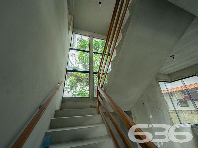 Descubra um refúgio de serenidade e espaço em Balneário Barra do Sul, Santa Catarina, com este elegante sobrado situado no bairro Salinas. Ideal para aqueles que buscam conforto e tranquilidade, este imóvel oferece uma harmoniosa combinação de design moderno com a natureza, proporcionando um ambiente perfeito para relaxar e entreter.
Com uma área construída de 230 m² em um terreno de 455 m², este residencial deslumbra com seus amplos espaços internos e um layout que promove a convivência familiar. A residência apresenta uma generosa área de estar e jantar com pé direito elevado e amplas janelas que inundam o ambiente com luz natural, além de oferecer uma vista desimpedida para o verde externo, refletindo uma integração elegante entre o interior e o exterior.
As características do sobrado incluem:
Duas garagens cobertas e duas descobertas, proporcionando amplo espaço para veículos e equipamentos de lazer.
Dois dormitórios confortáveis e uma suíte, garantindo privacidade e conforto para toda a família.
Três banheiros completos, com acabamentos de qualidade.
Duas sacadas que oferecem um espaço privativo ao ar livre, perfeito para momentos de relaxamento ou para apreciar a vista.
Uma área de serviço funcional, equipada para atender às necessidades do dia a dia.
O imóvel também é completamente murado ou cercado, garantindo segurança e privacidade.
Este imóvel oferece um retiro pacífico do movimento da cidade, enquanto a proximidade com o centro de Balneário Barra do Sul facilita o acesso a comodidades urbanas.
Este sobrado não só exemplifica um design de vida moderno e eficiente mas também destaca o compromisso da 636 Negócios Imobiliários com a excelência no mercado imobiliário. Com mais de 30 anos de experiência, oferecemos uma intermediação impecável que assegura valor e satisfação aos nossos clientes.
Invista em sua felicidade e futuro com esta residência excepcional em Balneário Barra do Sul. Contate a 636 Negócios Imobiliários hoje mesmo para descobrir como este imóvel pode ser seu novo lar.
636 NEGÓCIOS IMOBILIÁRIOS: A SUA MELHOR ESCOLHA
Com mais de 30 anos de experiência, a 636 Negócios Imobiliários é sua parceira ideal para encontrar o imóvel perfeito. Estamos prontos para ajudá-lo a fazer deste imóvel o seu novo lar.
Telefone: (47) 3451-0636
WhatsApp: (47) 99190-0636
Não perca esta oportunidade única. Visite nosso site para mais informações: i636.com.br