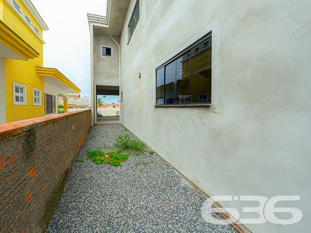 Descubra um refúgio de serenidade e espaço em Balneário Barra do Sul, Santa Catarina, com este elegante sobrado situado no bairro Salinas. Ideal para aqueles que buscam conforto e tranquilidade, este imóvel oferece uma harmoniosa combinação de design moderno com a natureza, proporcionando um ambiente perfeito para relaxar e entreter.
Com uma área construída de 230 m² em um terreno de 455 m², este residencial deslumbra com seus amplos espaços internos e um layout que promove a convivência familiar. A residência apresenta uma generosa área de estar e jantar com pé direito elevado e amplas janelas que inundam o ambiente com luz natural, além de oferecer uma vista desimpedida para o verde externo, refletindo uma integração elegante entre o interior e o exterior.
As características do sobrado incluem:
Duas garagens cobertas e duas descobertas, proporcionando amplo espaço para veículos e equipamentos de lazer.
Dois dormitórios confortáveis e uma suíte, garantindo privacidade e conforto para toda a família.
Três banheiros completos, com acabamentos de qualidade.
Duas sacadas que oferecem um espaço privativo ao ar livre, perfeito para momentos de relaxamento ou para apreciar a vista.
Uma área de serviço funcional, equipada para atender às necessidades do dia a dia.
O imóvel também é completamente murado ou cercado, garantindo segurança e privacidade.
Este imóvel oferece um retiro pacífico do movimento da cidade, enquanto a proximidade com o centro de Balneário Barra do Sul facilita o acesso a comodidades urbanas.
Este sobrado não só exemplifica um design de vida moderno e eficiente mas também destaca o compromisso da 636 Negócios Imobiliários com a excelência no mercado imobiliário. Com mais de 30 anos de experiência, oferecemos uma intermediação impecável que assegura valor e satisfação aos nossos clientes.
Invista em sua felicidade e futuro com esta residência excepcional em Balneário Barra do Sul. Contate a 636 Negócios Imobiliários hoje mesmo para descobrir como este imóvel pode ser seu novo lar.
636 NEGÓCIOS IMOBILIÁRIOS: A SUA MELHOR ESCOLHA
Com mais de 30 anos de experiência, a 636 Negócios Imobiliários é sua parceira ideal para encontrar o imóvel perfeito. Estamos prontos para ajudá-lo a fazer deste imóvel o seu novo lar.
Telefone: (47) 3451-0636
WhatsApp: (47) 99190-0636
Não perca esta oportunidade única. Visite nosso site para mais informações: i636.com.br