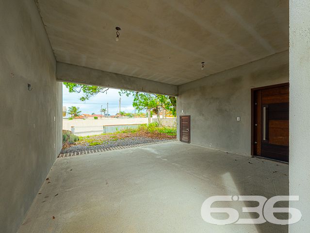Descubra um refúgio de serenidade e espaço em Balneário Barra do Sul, Santa Catarina, com este elegante sobrado situado no bairro Salinas. Ideal para aqueles que buscam conforto e tranquilidade, este imóvel oferece uma harmoniosa combinação de design moderno com a natureza, proporcionando um ambiente perfeito para relaxar e entreter.
Com uma área construída de 230 m² em um terreno de 455 m², este residencial deslumbra com seus amplos espaços internos e um layout que promove a convivência familiar. A residência apresenta uma generosa área de estar e jantar com pé direito elevado e amplas janelas que inundam o ambiente com luz natural, além de oferecer uma vista desimpedida para o verde externo, refletindo uma integração elegante entre o interior e o exterior.
As características do sobrado incluem:
Duas garagens cobertas e duas descobertas, proporcionando amplo espaço para veículos e equipamentos de lazer.
Dois dormitórios confortáveis e uma suíte, garantindo privacidade e conforto para toda a família.
Três banheiros completos, com acabamentos de qualidade.
Duas sacadas que oferecem um espaço privativo ao ar livre, perfeito para momentos de relaxamento ou para apreciar a vista.
Uma área de serviço funcional, equipada para atender às necessidades do dia a dia.
O imóvel também é completamente murado ou cercado, garantindo segurança e privacidade.
Este imóvel oferece um retiro pacífico do movimento da cidade, enquanto a proximidade com o centro de Balneário Barra do Sul facilita o acesso a comodidades urbanas.
Este sobrado não só exemplifica um design de vida moderno e eficiente mas também destaca o compromisso da 636 Negócios Imobiliários com a excelência no mercado imobiliário. Com mais de 30 anos de experiência, oferecemos uma intermediação impecável que assegura valor e satisfação aos nossos clientes.
Invista em sua felicidade e futuro com esta residência excepcional em Balneário Barra do Sul. Contate a 636 Negócios Imobiliários hoje mesmo para descobrir como este imóvel pode ser seu novo lar.
636 NEGÓCIOS IMOBILIÁRIOS: A SUA MELHOR ESCOLHA
Com mais de 30 anos de experiência, a 636 Negócios Imobiliários é sua parceira ideal para encontrar o imóvel perfeito. Estamos prontos para ajudá-lo a fazer deste imóvel o seu novo lar.
Telefone: (47) 3451-0636
WhatsApp: (47) 99190-0636
Não perca esta oportunidade única. Visite nosso site para mais informações: i636.com.br