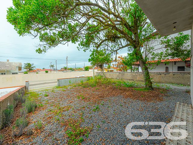Descubra um refúgio de serenidade e espaço em Balneário Barra do Sul, Santa Catarina, com este elegante sobrado situado no bairro Salinas. Ideal para aqueles que buscam conforto e tranquilidade, este imóvel oferece uma harmoniosa combinação de design moderno com a natureza, proporcionando um ambiente perfeito para relaxar e entreter.
Com uma área construída de 230 m² em um terreno de 455 m², este residencial deslumbra com seus amplos espaços internos e um layout que promove a convivência familiar. A residência apresenta uma generosa área de estar e jantar com pé direito elevado e amplas janelas que inundam o ambiente com luz natural, além de oferecer uma vista desimpedida para o verde externo, refletindo uma integração elegante entre o interior e o exterior.
As características do sobrado incluem:
Duas garagens cobertas e duas descobertas, proporcionando amplo espaço para veículos e equipamentos de lazer.
Dois dormitórios confortáveis e uma suíte, garantindo privacidade e conforto para toda a família.
Três banheiros completos, com acabamentos de qualidade.
Duas sacadas que oferecem um espaço privativo ao ar livre, perfeito para momentos de relaxamento ou para apreciar a vista.
Uma área de serviço funcional, equipada para atender às necessidades do dia a dia.
O imóvel também é completamente murado ou cercado, garantindo segurança e privacidade.
Este imóvel oferece um retiro pacífico do movimento da cidade, enquanto a proximidade com o centro de Balneário Barra do Sul facilita o acesso a comodidades urbanas.
Este sobrado não só exemplifica um design de vida moderno e eficiente mas também destaca o compromisso da 636 Negócios Imobiliários com a excelência no mercado imobiliário. Com mais de 30 anos de experiência, oferecemos uma intermediação impecável que assegura valor e satisfação aos nossos clientes.
Invista em sua felicidade e futuro com esta residência excepcional em Balneário Barra do Sul. Contate a 636 Negócios Imobiliários hoje mesmo para descobrir como este imóvel pode ser seu novo lar.
636 NEGÓCIOS IMOBILIÁRIOS: A SUA MELHOR ESCOLHA
Com mais de 30 anos de experiência, a 636 Negócios Imobiliários é sua parceira ideal para encontrar o imóvel perfeito. Estamos prontos para ajudá-lo a fazer deste imóvel o seu novo lar.
Telefone: (47) 3451-0636
WhatsApp: (47) 99190-0636
Não perca esta oportunidade única. Visite nosso site para mais informações: i636.com.br