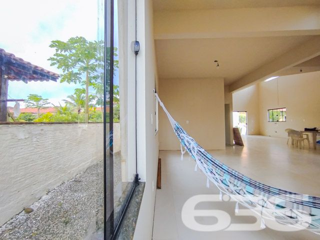 Descubra um refúgio de serenidade e espaço em Balneário Barra do Sul, Santa Catarina, com este elegante sobrado situado no bairro Salinas. Ideal para aqueles que buscam conforto e tranquilidade, este imóvel oferece uma harmoniosa combinação de design moderno com a natureza, proporcionando um ambiente perfeito para relaxar e entreter.
Com uma área construída de 230 m² em um terreno de 455 m², este residencial deslumbra com seus amplos espaços internos e um layout que promove a convivência familiar. A residência apresenta uma generosa área de estar e jantar com pé direito elevado e amplas janelas que inundam o ambiente com luz natural, além de oferecer uma vista desimpedida para o verde externo, refletindo uma integração elegante entre o interior e o exterior.
As características do sobrado incluem:
Duas garagens cobertas e duas descobertas, proporcionando amplo espaço para veículos e equipamentos de lazer.
Dois dormitórios confortáveis e uma suíte, garantindo privacidade e conforto para toda a família.
Três banheiros completos, com acabamentos de qualidade.
Duas sacadas que oferecem um espaço privativo ao ar livre, perfeito para momentos de relaxamento ou para apreciar a vista.
Uma área de serviço funcional, equipada para atender às necessidades do dia a dia.
O imóvel também é completamente murado ou cercado, garantindo segurança e privacidade.
Este imóvel oferece um retiro pacífico do movimento da cidade, enquanto a proximidade com o centro de Balneário Barra do Sul facilita o acesso a comodidades urbanas.
Este sobrado não só exemplifica um design de vida moderno e eficiente mas também destaca o compromisso da 636 Negócios Imobiliários com a excelência no mercado imobiliário. Com mais de 30 anos de experiência, oferecemos uma intermediação impecável que assegura valor e satisfação aos nossos clientes.
Invista em sua felicidade e futuro com esta residência excepcional em Balneário Barra do Sul. Contate a 636 Negócios Imobiliários hoje mesmo para descobrir como este imóvel pode ser seu novo lar.
636 NEGÓCIOS IMOBILIÁRIOS: A SUA MELHOR ESCOLHA
Com mais de 30 anos de experiência, a 636 Negócios Imobiliários é sua parceira ideal para encontrar o imóvel perfeito. Estamos prontos para ajudá-lo a fazer deste imóvel o seu novo lar.
Telefone: (47) 3451-0636
WhatsApp: (47) 99190-0636
Não perca esta oportunidade única. Visite nosso site para mais informações: i636.com.br