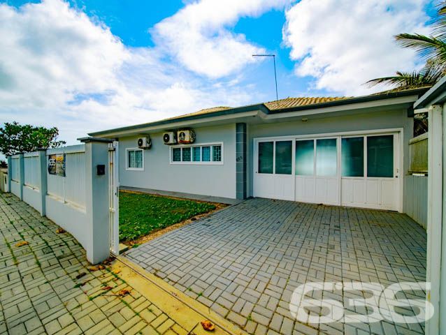 Oportunidade Única: Casa Frente Mar no Bairro Salinas, em Balneário Barra do Sul/SC – Conforto, vista deslumbrante e localização privilegiada!
Imagine acordar todos os dias com o som do mar e uma vista espetacular diretamente da sua janela. Esta residência térrea, situada em um amplo terreno plano de 600m², oferece o equilíbrio perfeito entre tranquilidade, funcionalidade e qualidade de vida à beira-mar.
Com 120m² de área, o imóvel conta com ambientes bem distribuídos, iluminados e ventilados. São 3 dormitórios, sendo 1 suíte com ar-condicionado, além de 2 banheiros sociais, sala de estar aconchegante integrada à copa e cozinha. A varanda gourmet com churrasqueira é ideal para momentos de lazer com vista direta para o mar.
O imóvel está parcialmente mobiliado, possui janelas com grade de segurança, conexão à internet por fibra e estrutura pronta para quem deseja morar ou investir em temporada. A garagem acomoda até 4 veículos, sendo 2 vagas cobertas. O amplo jardim gramado complementa o paisagismo e o charme desta verdadeira joia do litoral.
Localizado em uma região de crescimento constante, próximo a comércios, serviços essenciais e com acesso facilitado às vias principais da cidade.
636 NEGÓCIOS IMOBILIÁRIOS: A SUA MELHOR ESCOLHA
Com mais de 30 anos de experiência, a 636 Negócios Imobiliários é sua parceira ideal para encontrar o imóvel perfeito. Estamos prontos para ajudá-lo a fazer deste imóvel o seu novo lar.
Telefone: (47) 3451-0636
WhatsApp: (47) 99190-0636
Não perca esta oportunidade única. Visite nosso site para mais informações: i636.com.br