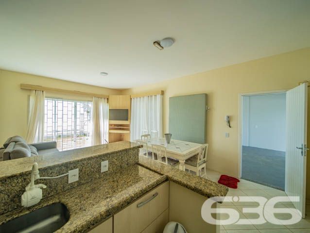 Oportunidade Única: Casa Frente Mar no Bairro Salinas, em Balneário Barra do Sul/SC – Conforto, vista deslumbrante e localização privilegiada!
Imagine acordar todos os dias com o som do mar e uma vista espetacular diretamente da sua janela. Esta residência térrea, situada em um amplo terreno plano de 600m², oferece o equilíbrio perfeito entre tranquilidade, funcionalidade e qualidade de vida à beira-mar.
Com 120m² de área, o imóvel conta com ambientes bem distribuídos, iluminados e ventilados. São 3 dormitórios, sendo 1 suíte com ar-condicionado, além de 2 banheiros sociais, sala de estar aconchegante integrada à copa e cozinha. A varanda gourmet com churrasqueira é ideal para momentos de lazer com vista direta para o mar.
O imóvel está parcialmente mobiliado, possui janelas com grade de segurança, conexão à internet por fibra e estrutura pronta para quem deseja morar ou investir em temporada. A garagem acomoda até 4 veículos, sendo 2 vagas cobertas. O amplo jardim gramado complementa o paisagismo e o charme desta verdadeira joia do litoral.
Localizado em uma região de crescimento constante, próximo a comércios, serviços essenciais e com acesso facilitado às vias principais da cidade.
636 NEGÓCIOS IMOBILIÁRIOS: A SUA MELHOR ESCOLHA
Com mais de 30 anos de experiência, a 636 Negócios Imobiliários é sua parceira ideal para encontrar o imóvel perfeito. Estamos prontos para ajudá-lo a fazer deste imóvel o seu novo lar.
Telefone: (47) 3451-0636
WhatsApp: (47) 99190-0636
Não perca esta oportunidade única. Visite nosso site para mais informações: i636.com.br