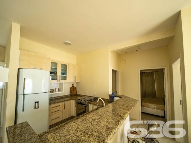 Oportunidade Única: Casa Frente Mar no Bairro Salinas, em Balneário Barra do Sul/SC – Conforto, vista deslumbrante e localização privilegiada!
Imagine acordar todos os dias com o som do mar e uma vista espetacular diretamente da sua janela. Esta residência térrea, situada em um amplo terreno plano de 600m², oferece o equilíbrio perfeito entre tranquilidade, funcionalidade e qualidade de vida à beira-mar.
Com 120m² de área, o imóvel conta com ambientes bem distribuídos, iluminados e ventilados. São 3 dormitórios, sendo 1 suíte com ar-condicionado, além de 2 banheiros sociais, sala de estar aconchegante integrada à copa e cozinha. A varanda gourmet com churrasqueira é ideal para momentos de lazer com vista direta para o mar.
O imóvel está parcialmente mobiliado, possui janelas com grade de segurança, conexão à internet por fibra e estrutura pronta para quem deseja morar ou investir em temporada. A garagem acomoda até 4 veículos, sendo 2 vagas cobertas. O amplo jardim gramado complementa o paisagismo e o charme desta verdadeira joia do litoral.
Localizado em uma região de crescimento constante, próximo a comércios, serviços essenciais e com acesso facilitado às vias principais da cidade.
636 NEGÓCIOS IMOBILIÁRIOS: A SUA MELHOR ESCOLHA
Com mais de 30 anos de experiência, a 636 Negócios Imobiliários é sua parceira ideal para encontrar o imóvel perfeito. Estamos prontos para ajudá-lo a fazer deste imóvel o seu novo lar.
Telefone: (47) 3451-0636
WhatsApp: (47) 99190-0636
Não perca esta oportunidade única. Visite nosso site para mais informações: i636.com.br