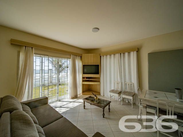 Oportunidade Única: Casa Frente Mar no Bairro Salinas, em Balneário Barra do Sul/SC – Conforto, vista deslumbrante e localização privilegiada!
Imagine acordar todos os dias com o som do mar e uma vista espetacular diretamente da sua janela. Esta residência térrea, situada em um amplo terreno plano de 600m², oferece o equilíbrio perfeito entre tranquilidade, funcionalidade e qualidade de vida à beira-mar.
Com 120m² de área, o imóvel conta com ambientes bem distribuídos, iluminados e ventilados. São 3 dormitórios, sendo 1 suíte com ar-condicionado, além de 2 banheiros sociais, sala de estar aconchegante integrada à copa e cozinha. A varanda gourmet com churrasqueira é ideal para momentos de lazer com vista direta para o mar.
O imóvel está parcialmente mobiliado, possui janelas com grade de segurança, conexão à internet por fibra e estrutura pronta para quem deseja morar ou investir em temporada. A garagem acomoda até 4 veículos, sendo 2 vagas cobertas. O amplo jardim gramado complementa o paisagismo e o charme desta verdadeira joia do litoral.
Localizado em uma região de crescimento constante, próximo a comércios, serviços essenciais e com acesso facilitado às vias principais da cidade.
636 NEGÓCIOS IMOBILIÁRIOS: A SUA MELHOR ESCOLHA
Com mais de 30 anos de experiência, a 636 Negócios Imobiliários é sua parceira ideal para encontrar o imóvel perfeito. Estamos prontos para ajudá-lo a fazer deste imóvel o seu novo lar.
Telefone: (47) 3451-0636
WhatsApp: (47) 99190-0636
Não perca esta oportunidade única. Visite nosso site para mais informações: i636.com.br