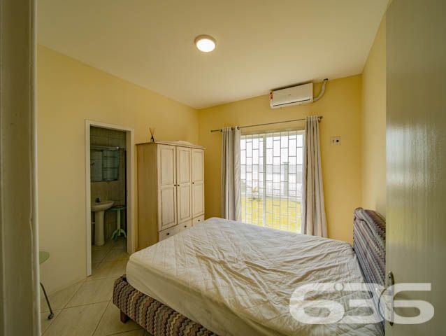 Oportunidade Única: Casa Frente Mar no Bairro Salinas, em Balneário Barra do Sul/SC – Conforto, vista deslumbrante e localização privilegiada!
Imagine acordar todos os dias com o som do mar e uma vista espetacular diretamente da sua janela. Esta residência térrea, situada em um amplo terreno plano de 600m², oferece o equilíbrio perfeito entre tranquilidade, funcionalidade e qualidade de vida à beira-mar.
Com 120m² de área, o imóvel conta com ambientes bem distribuídos, iluminados e ventilados. São 3 dormitórios, sendo 1 suíte com ar-condicionado, além de 2 banheiros sociais, sala de estar aconchegante integrada à copa e cozinha. A varanda gourmet com churrasqueira é ideal para momentos de lazer com vista direta para o mar.
O imóvel está parcialmente mobiliado, possui janelas com grade de segurança, conexão à internet por fibra e estrutura pronta para quem deseja morar ou investir em temporada. A garagem acomoda até 4 veículos, sendo 2 vagas cobertas. O amplo jardim gramado complementa o paisagismo e o charme desta verdadeira joia do litoral.
Localizado em uma região de crescimento constante, próximo a comércios, serviços essenciais e com acesso facilitado às vias principais da cidade.
636 NEGÓCIOS IMOBILIÁRIOS: A SUA MELHOR ESCOLHA
Com mais de 30 anos de experiência, a 636 Negócios Imobiliários é sua parceira ideal para encontrar o imóvel perfeito. Estamos prontos para ajudá-lo a fazer deste imóvel o seu novo lar.
Telefone: (47) 3451-0636
WhatsApp: (47) 99190-0636
Não perca esta oportunidade única. Visite nosso site para mais informações: i636.com.br