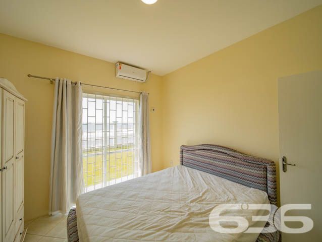 Oportunidade Única: Casa Frente Mar no Bairro Salinas, em Balneário Barra do Sul/SC – Conforto, vista deslumbrante e localização privilegiada!
Imagine acordar todos os dias com o som do mar e uma vista espetacular diretamente da sua janela. Esta residência térrea, situada em um amplo terreno plano de 600m², oferece o equilíbrio perfeito entre tranquilidade, funcionalidade e qualidade de vida à beira-mar.
Com 120m² de área, o imóvel conta com ambientes bem distribuídos, iluminados e ventilados. São 3 dormitórios, sendo 1 suíte com ar-condicionado, além de 2 banheiros sociais, sala de estar aconchegante integrada à copa e cozinha. A varanda gourmet com churrasqueira é ideal para momentos de lazer com vista direta para o mar.
O imóvel está parcialmente mobiliado, possui janelas com grade de segurança, conexão à internet por fibra e estrutura pronta para quem deseja morar ou investir em temporada. A garagem acomoda até 4 veículos, sendo 2 vagas cobertas. O amplo jardim gramado complementa o paisagismo e o charme desta verdadeira joia do litoral.
Localizado em uma região de crescimento constante, próximo a comércios, serviços essenciais e com acesso facilitado às vias principais da cidade.
636 NEGÓCIOS IMOBILIÁRIOS: A SUA MELHOR ESCOLHA
Com mais de 30 anos de experiência, a 636 Negócios Imobiliários é sua parceira ideal para encontrar o imóvel perfeito. Estamos prontos para ajudá-lo a fazer deste imóvel o seu novo lar.
Telefone: (47) 3451-0636
WhatsApp: (47) 99190-0636
Não perca esta oportunidade única. Visite nosso site para mais informações: i636.com.br