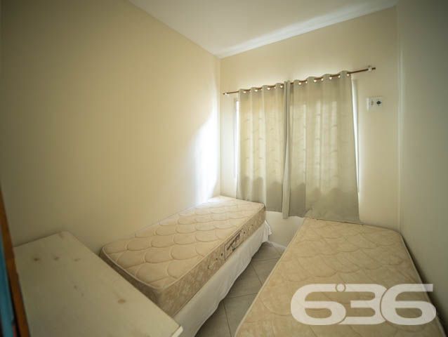 Oportunidade Única: Casa Frente Mar no Bairro Salinas, em Balneário Barra do Sul/SC – Conforto, vista deslumbrante e localização privilegiada!
Imagine acordar todos os dias com o som do mar e uma vista espetacular diretamente da sua janela. Esta residência térrea, situada em um amplo terreno plano de 600m², oferece o equilíbrio perfeito entre tranquilidade, funcionalidade e qualidade de vida à beira-mar.
Com 120m² de área, o imóvel conta com ambientes bem distribuídos, iluminados e ventilados. São 3 dormitórios, sendo 1 suíte com ar-condicionado, além de 2 banheiros sociais, sala de estar aconchegante integrada à copa e cozinha. A varanda gourmet com churrasqueira é ideal para momentos de lazer com vista direta para o mar.
O imóvel está parcialmente mobiliado, possui janelas com grade de segurança, conexão à internet por fibra e estrutura pronta para quem deseja morar ou investir em temporada. A garagem acomoda até 4 veículos, sendo 2 vagas cobertas. O amplo jardim gramado complementa o paisagismo e o charme desta verdadeira joia do litoral.
Localizado em uma região de crescimento constante, próximo a comércios, serviços essenciais e com acesso facilitado às vias principais da cidade.
636 NEGÓCIOS IMOBILIÁRIOS: A SUA MELHOR ESCOLHA
Com mais de 30 anos de experiência, a 636 Negócios Imobiliários é sua parceira ideal para encontrar o imóvel perfeito. Estamos prontos para ajudá-lo a fazer deste imóvel o seu novo lar.
Telefone: (47) 3451-0636
WhatsApp: (47) 99190-0636
Não perca esta oportunidade única. Visite nosso site para mais informações: i636.com.br