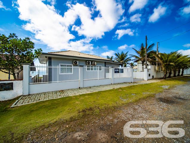 Oportunidade Única: Casa Frente Mar no Bairro Salinas, em Balneário Barra do Sul/SC – Conforto, vista deslumbrante e localização privilegiada!
Imagine acordar todos os dias com o som do mar e uma vista espetacular diretamente da sua janela. Esta residência térrea, situada em um amplo terreno plano de 600m², oferece o equilíbrio perfeito entre tranquilidade, funcionalidade e qualidade de vida à beira-mar.
Com 120m² de área, o imóvel conta com ambientes bem distribuídos, iluminados e ventilados. São 3 dormitórios, sendo 1 suíte com ar-condicionado, além de 2 banheiros sociais, sala de estar aconchegante integrada à copa e cozinha. A varanda gourmet com churrasqueira é ideal para momentos de lazer com vista direta para o mar.
O imóvel está parcialmente mobiliado, possui janelas com grade de segurança, conexão à internet por fibra e estrutura pronta para quem deseja morar ou investir em temporada. A garagem acomoda até 4 veículos, sendo 2 vagas cobertas. O amplo jardim gramado complementa o paisagismo e o charme desta verdadeira joia do litoral.
Localizado em uma região de crescimento constante, próximo a comércios, serviços essenciais e com acesso facilitado às vias principais da cidade.
636 NEGÓCIOS IMOBILIÁRIOS: A SUA MELHOR ESCOLHA
Com mais de 30 anos de experiência, a 636 Negócios Imobiliários é sua parceira ideal para encontrar o imóvel perfeito. Estamos prontos para ajudá-lo a fazer deste imóvel o seu novo lar.
Telefone: (47) 3451-0636
WhatsApp: (47) 99190-0636
Não perca esta oportunidade única. Visite nosso site para mais informações: i636.com.br