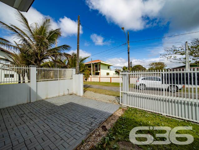 Oportunidade Única: Casa Frente Mar no Bairro Salinas, em Balneário Barra do Sul/SC – Conforto, vista deslumbrante e localização privilegiada!
Imagine acordar todos os dias com o som do mar e uma vista espetacular diretamente da sua janela. Esta residência térrea, situada em um amplo terreno plano de 600m², oferece o equilíbrio perfeito entre tranquilidade, funcionalidade e qualidade de vida à beira-mar.
Com 120m² de área, o imóvel conta com ambientes bem distribuídos, iluminados e ventilados. São 3 dormitórios, sendo 1 suíte com ar-condicionado, além de 2 banheiros sociais, sala de estar aconchegante integrada à copa e cozinha. A varanda gourmet com churrasqueira é ideal para momentos de lazer com vista direta para o mar.
O imóvel está parcialmente mobiliado, possui janelas com grade de segurança, conexão à internet por fibra e estrutura pronta para quem deseja morar ou investir em temporada. A garagem acomoda até 4 veículos, sendo 2 vagas cobertas. O amplo jardim gramado complementa o paisagismo e o charme desta verdadeira joia do litoral.
Localizado em uma região de crescimento constante, próximo a comércios, serviços essenciais e com acesso facilitado às vias principais da cidade.
636 NEGÓCIOS IMOBILIÁRIOS: A SUA MELHOR ESCOLHA
Com mais de 30 anos de experiência, a 636 Negócios Imobiliários é sua parceira ideal para encontrar o imóvel perfeito. Estamos prontos para ajudá-lo a fazer deste imóvel o seu novo lar.
Telefone: (47) 3451-0636
WhatsApp: (47) 99190-0636
Não perca esta oportunidade única. Visite nosso site para mais informações: i636.com.br