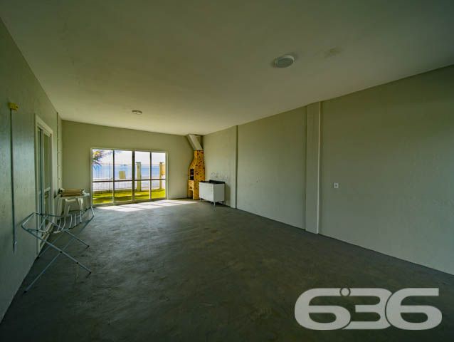 Oportunidade Única: Casa Frente Mar no Bairro Salinas, em Balneário Barra do Sul/SC – Conforto, vista deslumbrante e localização privilegiada!
Imagine acordar todos os dias com o som do mar e uma vista espetacular diretamente da sua janela. Esta residência térrea, situada em um amplo terreno plano de 600m², oferece o equilíbrio perfeito entre tranquilidade, funcionalidade e qualidade de vida à beira-mar.
Com 120m² de área, o imóvel conta com ambientes bem distribuídos, iluminados e ventilados. São 3 dormitórios, sendo 1 suíte com ar-condicionado, além de 2 banheiros sociais, sala de estar aconchegante integrada à copa e cozinha. A varanda gourmet com churrasqueira é ideal para momentos de lazer com vista direta para o mar.
O imóvel está parcialmente mobiliado, possui janelas com grade de segurança, conexão à internet por fibra e estrutura pronta para quem deseja morar ou investir em temporada. A garagem acomoda até 4 veículos, sendo 2 vagas cobertas. O amplo jardim gramado complementa o paisagismo e o charme desta verdadeira joia do litoral.
Localizado em uma região de crescimento constante, próximo a comércios, serviços essenciais e com acesso facilitado às vias principais da cidade.
636 NEGÓCIOS IMOBILIÁRIOS: A SUA MELHOR ESCOLHA
Com mais de 30 anos de experiência, a 636 Negócios Imobiliários é sua parceira ideal para encontrar o imóvel perfeito. Estamos prontos para ajudá-lo a fazer deste imóvel o seu novo lar.
Telefone: (47) 3451-0636
WhatsApp: (47) 99190-0636
Não perca esta oportunidade única. Visite nosso site para mais informações: i636.com.br