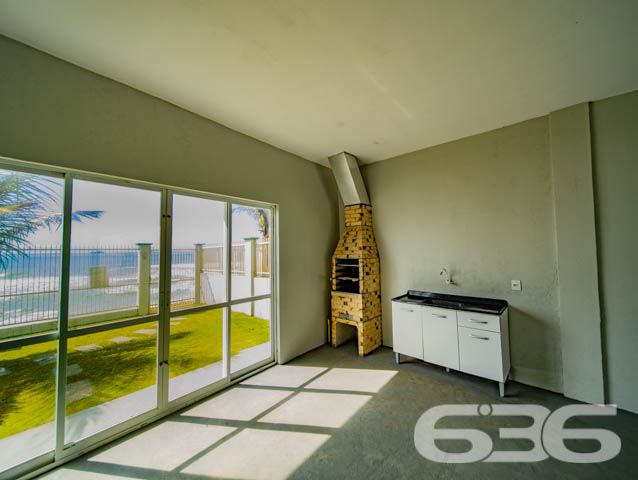 Oportunidade Única: Casa Frente Mar no Bairro Salinas, em Balneário Barra do Sul/SC – Conforto, vista deslumbrante e localização privilegiada!
Imagine acordar todos os dias com o som do mar e uma vista espetacular diretamente da sua janela. Esta residência térrea, situada em um amplo terreno plano de 600m², oferece o equilíbrio perfeito entre tranquilidade, funcionalidade e qualidade de vida à beira-mar.
Com 120m² de área, o imóvel conta com ambientes bem distribuídos, iluminados e ventilados. São 3 dormitórios, sendo 1 suíte com ar-condicionado, além de 2 banheiros sociais, sala de estar aconchegante integrada à copa e cozinha. A varanda gourmet com churrasqueira é ideal para momentos de lazer com vista direta para o mar.
O imóvel está parcialmente mobiliado, possui janelas com grade de segurança, conexão à internet por fibra e estrutura pronta para quem deseja morar ou investir em temporada. A garagem acomoda até 4 veículos, sendo 2 vagas cobertas. O amplo jardim gramado complementa o paisagismo e o charme desta verdadeira joia do litoral.
Localizado em uma região de crescimento constante, próximo a comércios, serviços essenciais e com acesso facilitado às vias principais da cidade.
636 NEGÓCIOS IMOBILIÁRIOS: A SUA MELHOR ESCOLHA
Com mais de 30 anos de experiência, a 636 Negócios Imobiliários é sua parceira ideal para encontrar o imóvel perfeito. Estamos prontos para ajudá-lo a fazer deste imóvel o seu novo lar.
Telefone: (47) 3451-0636
WhatsApp: (47) 99190-0636
Não perca esta oportunidade única. Visite nosso site para mais informações: i636.com.br
