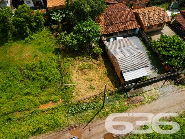 TERRENO PRONTO PARA CONSTRUÇÃO NO BAIRRO SALINAS, BALNEÁRIO BARRA DO SUL

Descubra o local perfeito para construir a casa dos seus sonhos no bairro Salinas, Balneário Barra do Sul. Este terreno de 360m², totalmente preparado para construção, é a tela em branco ideal para quem deseja criar um lar sob medida, cercado pela tranquilidade e beleza natural do litoral catarinense.

Este terreno oferece não apenas um espaço generoso para construção, mas também a chance de viver em uma das áreas mais cobiçadas de Balneário Barra do Sul. Com fácil acesso a praias deslumbrantes e uma comunidade acolhedora, é o cenário ideal para quem busca qualidade de vida ao lado da natureza.

Imagine acordar todos os dias com a brisa do mar e o som das ondas. Salinas proporciona uma experiência de vida única, onde cada dia é uma nova oportunidade para explorar praias paradisíacas, praticar esportes aquáticos ou simplesmente relaxar ao sol.

Com mais de três décadas de atuação no mercado imobiliário, a 636 Negócios Imobiliários é sua aliada na busca pelo terreno perfeito. Nossa equipe está pronta para ajudá-lo a realizar seu projeto de vida em Balneário Barra do Sul.

Não perca esta chance de construir seu futuro em um dos locais mais desejados do litoral. Entre em contato e saiba mais:

Telefone: (47) 3448-3636
WhatsApp: (47) 99190-0636
Este e outros milhares de imóveis no site: i636.com.br