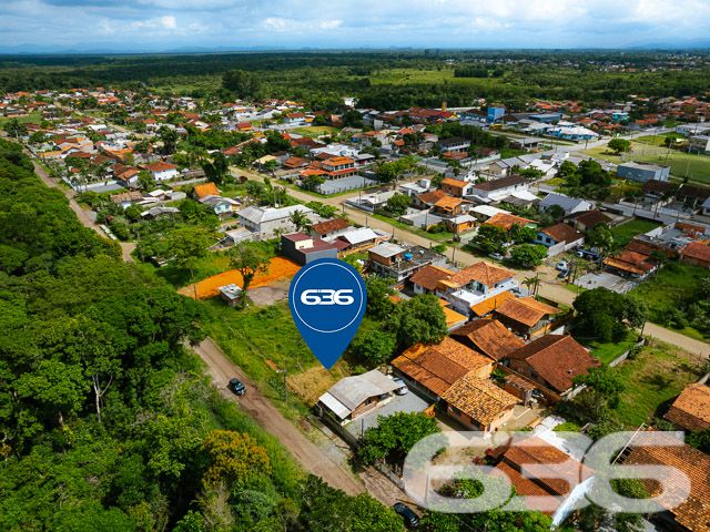 TERRENO PRONTO PARA CONSTRUÇÃO NO BAIRRO SALINAS, BALNEÁRIO BARRA DO SUL

Descubra o local perfeito para construir a casa dos seus sonhos no bairro Salinas, Balneário Barra do Sul. Este terreno de 360m², totalmente preparado para construção, é a tela em branco ideal para quem deseja criar um lar sob medida, cercado pela tranquilidade e beleza natural do litoral catarinense.

Este terreno oferece não apenas um espaço generoso para construção, mas também a chance de viver em uma das áreas mais cobiçadas de Balneário Barra do Sul. Com fácil acesso a praias deslumbrantes e uma comunidade acolhedora, é o cenário ideal para quem busca qualidade de vida ao lado da natureza.

Imagine acordar todos os dias com a brisa do mar e o som das ondas. Salinas proporciona uma experiência de vida única, onde cada dia é uma nova oportunidade para explorar praias paradisíacas, praticar esportes aquáticos ou simplesmente relaxar ao sol.

Com mais de três décadas de atuação no mercado imobiliário, a 636 Negócios Imobiliários é sua aliada na busca pelo terreno perfeito. Nossa equipe está pronta para ajudá-lo a realizar seu projeto de vida em Balneário Barra do Sul.

Não perca esta chance de construir seu futuro em um dos locais mais desejados do litoral. Entre em contato e saiba mais:

Telefone: (47) 3448-3636
WhatsApp: (47) 99190-0636
Este e outros milhares de imóveis no site: i636.com.br