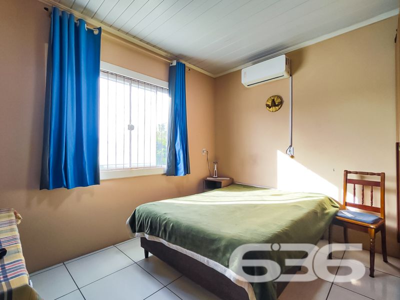 Seu novo lar em Balneário Barra do Sul espera por você – conforto, privacidade e excelente localização!

Apresentamos esta charmosa residência térrea padrão, localizada em uma das regiões mais desejadas do bairro Costeira, em Balneário Barra do Sul/SC. A apenas 400 metros da lagoa, o imóvel alia praticidade e qualidade de vida para quem deseja morar com tranquilidade e segurança.

Com 90m² de área construída em terreno de 228m², essa casa semimobiliada conta com ambientes planejados e excelente acabamento, oferecendo conforto em todos os detalhes. A fachada discreta e os muros altos garantem maior privacidade, enquanto o portão eletrônico e as grades reforçam a segurança do lar.

A planta da casa é funcional e bem distribuída: são 2 dormitórios, 2 banheiros, sala de estar, copa e cozinha integradas – perfeita para quem valoriza ambientes acolhedores e práticos. A área externa contempla uma ampla área de festas coberta, edícula, lavanderia independente e uma convidativa varanda com espaço para redes, ideal para momentos de descanso em família.

A residência ainda oferece garagem, despensa, móveis de cozinha e embutidos já instalados, além de dois condicionadores de ar, proporcionando maior economia e comodidade.

Conectividade por fibra óptica, aceitação de animais e proximidade com transporte público, escolas, hospitais e comércios essenciais tornam este imóvel uma excelente escolha para morar ou investir.

Aproveite a oportunidade de viver com conforto a poucos metros da natureza e com toda a infraestrutura urbana ao redor. Entre em contato com a 636 Negócios Imobiliários e agende sua visita com um de nossos especialistas. São mais de 30 anos realizando sonhos com excelência técnico-jurídica e atendimento humano e personalizado.
 
636 NEGÓCIOS IMOBILIÁRIOS: A SUA MELHOR ESCOLHA
Com mais de 30 anos de experiência, a 636 Negócios Imobiliários é sua parceira ideal para encontrar o imóvel perfeito. Estamos prontos para ajudá-lo a fazer deste imóvel o seu novo lar.
 
Telefone: (47) 3451-0636
WhatsApp: (47) 99190-0636
 
Não perca esta oportunidade única. Visite nosso site para mais informações: i636.com.br