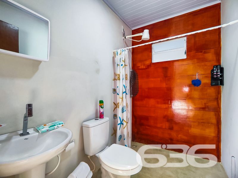 Seu novo lar em Balneário Barra do Sul espera por você – conforto, privacidade e excelente localização!

Apresentamos esta charmosa residência térrea padrão, localizada em uma das regiões mais desejadas do bairro Costeira, em Balneário Barra do Sul/SC. A apenas 400 metros da lagoa, o imóvel alia praticidade e qualidade de vida para quem deseja morar com tranquilidade e segurança.

Com 90m² de área construída em terreno de 228m², essa casa semimobiliada conta com ambientes planejados e excelente acabamento, oferecendo conforto em todos os detalhes. A fachada discreta e os muros altos garantem maior privacidade, enquanto o portão eletrônico e as grades reforçam a segurança do lar.

A planta da casa é funcional e bem distribuída: são 2 dormitórios, 2 banheiros, sala de estar, copa e cozinha integradas – perfeita para quem valoriza ambientes acolhedores e práticos. A área externa contempla uma ampla área de festas coberta, edícula, lavanderia independente e uma convidativa varanda com espaço para redes, ideal para momentos de descanso em família.

A residência ainda oferece garagem, despensa, móveis de cozinha e embutidos já instalados, além de dois condicionadores de ar, proporcionando maior economia e comodidade.

Conectividade por fibra óptica, aceitação de animais e proximidade com transporte público, escolas, hospitais e comércios essenciais tornam este imóvel uma excelente escolha para morar ou investir.

Aproveite a oportunidade de viver com conforto a poucos metros da natureza e com toda a infraestrutura urbana ao redor. Entre em contato com a 636 Negócios Imobiliários e agende sua visita com um de nossos especialistas. São mais de 30 anos realizando sonhos com excelência técnico-jurídica e atendimento humano e personalizado.
 
636 NEGÓCIOS IMOBILIÁRIOS: A SUA MELHOR ESCOLHA
Com mais de 30 anos de experiência, a 636 Negócios Imobiliários é sua parceira ideal para encontrar o imóvel perfeito. Estamos prontos para ajudá-lo a fazer deste imóvel o seu novo lar.
 
Telefone: (47) 3451-0636
WhatsApp: (47) 99190-0636
 
Não perca esta oportunidade única. Visite nosso site para mais informações: i636.com.br