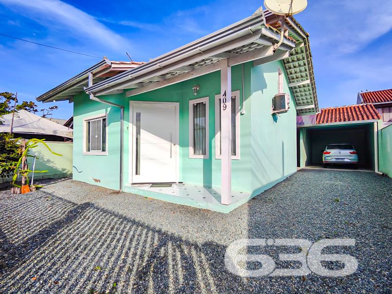 Seu novo lar em Balneário Barra do Sul espera por você – conforto, privacidade e excelente localização!

Apresentamos esta charmosa residência térrea padrão, localizada em uma das regiões mais desejadas do bairro Costeira, em Balneário Barra do Sul/SC. A apenas 400 metros da lagoa, o imóvel alia praticidade e qualidade de vida para quem deseja morar com tranquilidade e segurança.

Com 90m² de área construída em terreno de 228m², essa casa semimobiliada conta com ambientes planejados e excelente acabamento, oferecendo conforto em todos os detalhes. A fachada discreta e os muros altos garantem maior privacidade, enquanto o portão eletrônico e as grades reforçam a segurança do lar.

A planta da casa é funcional e bem distribuída: são 2 dormitórios, 2 banheiros, sala de estar, copa e cozinha integradas – perfeita para quem valoriza ambientes acolhedores e práticos. A área externa contempla uma ampla área de festas coberta, edícula, lavanderia independente e uma convidativa varanda com espaço para redes, ideal para momentos de descanso em família.

A residência ainda oferece garagem, despensa, móveis de cozinha e embutidos já instalados, além de dois condicionadores de ar, proporcionando maior economia e comodidade.

Conectividade por fibra óptica, aceitação de animais e proximidade com transporte público, escolas, hospitais e comércios essenciais tornam este imóvel uma excelente escolha para morar ou investir.

Aproveite a oportunidade de viver com conforto a poucos metros da natureza e com toda a infraestrutura urbana ao redor. Entre em contato com a 636 Negócios Imobiliários e agende sua visita com um de nossos especialistas. São mais de 30 anos realizando sonhos com excelência técnico-jurídica e atendimento humano e personalizado.
 
636 NEGÓCIOS IMOBILIÁRIOS: A SUA MELHOR ESCOLHA
Com mais de 30 anos de experiência, a 636 Negócios Imobiliários é sua parceira ideal para encontrar o imóvel perfeito. Estamos prontos para ajudá-lo a fazer deste imóvel o seu novo lar.
 
Telefone: (47) 3451-0636
WhatsApp: (47) 99190-0636
 
Não perca esta oportunidade única. Visite nosso site para mais informações: i636.com.br