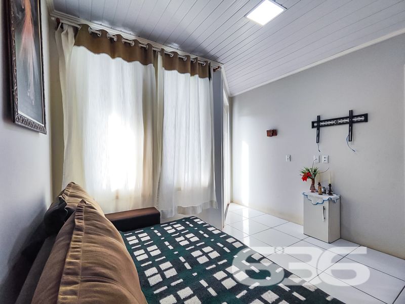 Seu novo lar em Balneário Barra do Sul espera por você – conforto, privacidade e excelente localização!

Apresentamos esta charmosa residência térrea padrão, localizada em uma das regiões mais desejadas do bairro Costeira, em Balneário Barra do Sul/SC. A apenas 400 metros da lagoa, o imóvel alia praticidade e qualidade de vida para quem deseja morar com tranquilidade e segurança.

Com 90m² de área construída em terreno de 228m², essa casa semimobiliada conta com ambientes planejados e excelente acabamento, oferecendo conforto em todos os detalhes. A fachada discreta e os muros altos garantem maior privacidade, enquanto o portão eletrônico e as grades reforçam a segurança do lar.

A planta da casa é funcional e bem distribuída: são 2 dormitórios, 2 banheiros, sala de estar, copa e cozinha integradas – perfeita para quem valoriza ambientes acolhedores e práticos. A área externa contempla uma ampla área de festas coberta, edícula, lavanderia independente e uma convidativa varanda com espaço para redes, ideal para momentos de descanso em família.

A residência ainda oferece garagem, despensa, móveis de cozinha e embutidos já instalados, além de dois condicionadores de ar, proporcionando maior economia e comodidade.

Conectividade por fibra óptica, aceitação de animais e proximidade com transporte público, escolas, hospitais e comércios essenciais tornam este imóvel uma excelente escolha para morar ou investir.

Aproveite a oportunidade de viver com conforto a poucos metros da natureza e com toda a infraestrutura urbana ao redor. Entre em contato com a 636 Negócios Imobiliários e agende sua visita com um de nossos especialistas. São mais de 30 anos realizando sonhos com excelência técnico-jurídica e atendimento humano e personalizado.
 
636 NEGÓCIOS IMOBILIÁRIOS: A SUA MELHOR ESCOLHA
Com mais de 30 anos de experiência, a 636 Negócios Imobiliários é sua parceira ideal para encontrar o imóvel perfeito. Estamos prontos para ajudá-lo a fazer deste imóvel o seu novo lar.
 
Telefone: (47) 3451-0636
WhatsApp: (47) 99190-0636
 
Não perca esta oportunidade única. Visite nosso site para mais informações: i636.com.br