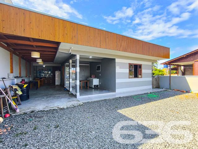 Descubra a tranquilidade e a beleza de viver em Balneário Barra do Sul com esta encantadora residência, situada no coração do Centro. Esta casa térrea padrão, oferece um refúgio perfeito com uma área construída de 110m² em um terreno de 300m², proporcionando um espaço amplo e acolhedor para você e sua família.

Ao entrar, você será recebido por uma sala de estar espaçosa, criando um espaço acolhedor para receber amigos e familiares. A casa dispõe de um dormitório confortável com ar condicionado e guarda-roupa embutido, garantindo privacidade e conforto. Além disso, inclui uma suíte com closet, ideal para quem procura um espaço mais íntimo e organizado.

A cozinha é um verdadeiro convite ao prazer culinário, totalmente equipada e integrada com a sala de jantar, perfeita para preparar refeições enquanto desfruta da companhia de seus convidados. A área de serviço completa as necessidades práticas do dia a dia.

Para os amantes de entretenimento e lazer, a residência oferece uma área de festa com churrasqueira, perfeita para confraternizações em família ou entre amigos. O jardim e a varanda proporcionam um ambiente agradável para relaxar ao ar livre e desfrutar do clima agradável da região.

Este imóvel também conta com três vagas de garagem descobertas e uma coberta, proporcionando comodidade e segurança para seus veículos. A propriedade é cercada, garantindo privacidade e segurança, e inclui recursos como interfone e despensa, adicionando um extra de praticidade e conforto ao seu dia a dia.

Localizada próxima ao P.A. 24h do centro, a casa oferece fácil acesso a serviços públicos essenciais, transportes públicos, hospitais e muito mais, assegurando que todas as suas necessidades sejam facilmente atendidas.

Viva a experiência de residir em um imóvel que combina conforto, segurança e localização privilegiada. Esta casa não apenas oferece um lar, mas um estilo de vida que poucos podem desfrutar. Venha conhecer e se apaixonar por cada detalhe! Agende sua visita e sinta o orgulho de chamar este lugar de seu novo lar.
 
636 NEGÓCIOS IMOBILIÁRIOS: A SUA MELHOR ESCOLHA
Com mais de 30 anos de experiência, a 636 Negócios Imobiliários é sua parceira ideal para encontrar o imóvel perfeito. Estamos prontos para ajudá-lo a fazer deste imóvel o seu novo lar.
 
Telefone: (47) 3451-0636
WhatsApp: (47) 99190-0636
 
Não perca esta oportunidade única. Visite nosso site para mais informações: i636.com.br