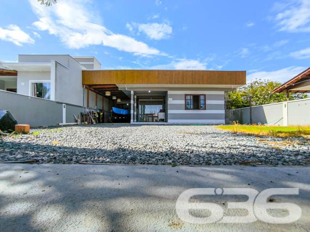 Descubra a tranquilidade e a beleza de viver em Balneário Barra do Sul com esta encantadora residência, situada no coração do Centro. Esta casa térrea padrão, oferece um refúgio perfeito com uma área construída de 110m² em um terreno de 300m², proporcionando um espaço amplo e acolhedor para você e sua família.

Ao entrar, você será recebido por uma sala de estar espaçosa, criando um espaço acolhedor para receber amigos e familiares. A casa dispõe de um dormitório confortável com ar condicionado e guarda-roupa embutido, garantindo privacidade e conforto. Além disso, inclui uma suíte com closet, ideal para quem procura um espaço mais íntimo e organizado.

A cozinha é um verdadeiro convite ao prazer culinário, totalmente equipada e integrada com a sala de jantar, perfeita para preparar refeições enquanto desfruta da companhia de seus convidados. A área de serviço completa as necessidades práticas do dia a dia.

Para os amantes de entretenimento e lazer, a residência oferece uma área de festa com churrasqueira, perfeita para confraternizações em família ou entre amigos. O jardim e a varanda proporcionam um ambiente agradável para relaxar ao ar livre e desfrutar do clima agradável da região.

Este imóvel também conta com três vagas de garagem descobertas e uma coberta, proporcionando comodidade e segurança para seus veículos. A propriedade é cercada, garantindo privacidade e segurança, e inclui recursos como interfone e despensa, adicionando um extra de praticidade e conforto ao seu dia a dia.

Localizada próxima ao P.A. 24h do centro, a casa oferece fácil acesso a serviços públicos essenciais, transportes públicos, hospitais e muito mais, assegurando que todas as suas necessidades sejam facilmente atendidas.

Viva a experiência de residir em um imóvel que combina conforto, segurança e localização privilegiada. Esta casa não apenas oferece um lar, mas um estilo de vida que poucos podem desfrutar. Venha conhecer e se apaixonar por cada detalhe! Agende sua visita e sinta o orgulho de chamar este lugar de seu novo lar.
 
636 NEGÓCIOS IMOBILIÁRIOS: A SUA MELHOR ESCOLHA
Com mais de 30 anos de experiência, a 636 Negócios Imobiliários é sua parceira ideal para encontrar o imóvel perfeito. Estamos prontos para ajudá-lo a fazer deste imóvel o seu novo lar.
 
Telefone: (47) 3451-0636
WhatsApp: (47) 99190-0636
 
Não perca esta oportunidade única. Visite nosso site para mais informações: i636.com.br