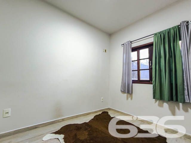 Descubra a tranquilidade e a beleza de viver em Balneário Barra do Sul com esta encantadora residência, situada no coração do Centro. Esta casa térrea padrão, oferece um refúgio perfeito com uma área construída de 110m² em um terreno de 300m², proporcionando um espaço amplo e acolhedor para você e sua família.

Ao entrar, você será recebido por uma sala de estar espaçosa, criando um espaço acolhedor para receber amigos e familiares. A casa dispõe de um dormitório confortável com ar condicionado e guarda-roupa embutido, garantindo privacidade e conforto. Além disso, inclui uma suíte com closet, ideal para quem procura um espaço mais íntimo e organizado.

A cozinha é um verdadeiro convite ao prazer culinário, totalmente equipada e integrada com a sala de jantar, perfeita para preparar refeições enquanto desfruta da companhia de seus convidados. A área de serviço completa as necessidades práticas do dia a dia.

Para os amantes de entretenimento e lazer, a residência oferece uma área de festa com churrasqueira, perfeita para confraternizações em família ou entre amigos. O jardim e a varanda proporcionam um ambiente agradável para relaxar ao ar livre e desfrutar do clima agradável da região.

Este imóvel também conta com três vagas de garagem descobertas e uma coberta, proporcionando comodidade e segurança para seus veículos. A propriedade é cercada, garantindo privacidade e segurança, e inclui recursos como interfone e despensa, adicionando um extra de praticidade e conforto ao seu dia a dia.

Localizada próxima ao P.A. 24h do centro, a casa oferece fácil acesso a serviços públicos essenciais, transportes públicos, hospitais e muito mais, assegurando que todas as suas necessidades sejam facilmente atendidas.

Viva a experiência de residir em um imóvel que combina conforto, segurança e localização privilegiada. Esta casa não apenas oferece um lar, mas um estilo de vida que poucos podem desfrutar. Venha conhecer e se apaixonar por cada detalhe! Agende sua visita e sinta o orgulho de chamar este lugar de seu novo lar.
 
636 NEGÓCIOS IMOBILIÁRIOS: A SUA MELHOR ESCOLHA
Com mais de 30 anos de experiência, a 636 Negócios Imobiliários é sua parceira ideal para encontrar o imóvel perfeito. Estamos prontos para ajudá-lo a fazer deste imóvel o seu novo lar.
 
Telefone: (47) 3451-0636
WhatsApp: (47) 99190-0636
 
Não perca esta oportunidade única. Visite nosso site para mais informações: i636.com.br