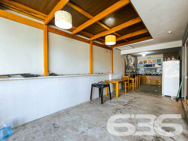 Descubra a tranquilidade e a beleza de viver em Balneário Barra do Sul com esta encantadora residência, situada no coração do Centro. Esta casa térrea padrão, oferece um refúgio perfeito com uma área construída de 110m² em um terreno de 300m², proporcionando um espaço amplo e acolhedor para você e sua família.

Ao entrar, você será recebido por uma sala de estar espaçosa, criando um espaço acolhedor para receber amigos e familiares. A casa dispõe de um dormitório confortável com ar condicionado e guarda-roupa embutido, garantindo privacidade e conforto. Além disso, inclui uma suíte com closet, ideal para quem procura um espaço mais íntimo e organizado.

A cozinha é um verdadeiro convite ao prazer culinário, totalmente equipada e integrada com a sala de jantar, perfeita para preparar refeições enquanto desfruta da companhia de seus convidados. A área de serviço completa as necessidades práticas do dia a dia.

Para os amantes de entretenimento e lazer, a residência oferece uma área de festa com churrasqueira, perfeita para confraternizações em família ou entre amigos. O jardim e a varanda proporcionam um ambiente agradável para relaxar ao ar livre e desfrutar do clima agradável da região.

Este imóvel também conta com três vagas de garagem descobertas e uma coberta, proporcionando comodidade e segurança para seus veículos. A propriedade é cercada, garantindo privacidade e segurança, e inclui recursos como interfone e despensa, adicionando um extra de praticidade e conforto ao seu dia a dia.

Localizada próxima ao P.A. 24h do centro, a casa oferece fácil acesso a serviços públicos essenciais, transportes públicos, hospitais e muito mais, assegurando que todas as suas necessidades sejam facilmente atendidas.

Viva a experiência de residir em um imóvel que combina conforto, segurança e localização privilegiada. Esta casa não apenas oferece um lar, mas um estilo de vida que poucos podem desfrutar. Venha conhecer e se apaixonar por cada detalhe! Agende sua visita e sinta o orgulho de chamar este lugar de seu novo lar.
 
636 NEGÓCIOS IMOBILIÁRIOS: A SUA MELHOR ESCOLHA
Com mais de 30 anos de experiência, a 636 Negócios Imobiliários é sua parceira ideal para encontrar o imóvel perfeito. Estamos prontos para ajudá-lo a fazer deste imóvel o seu novo lar.
 
Telefone: (47) 3451-0636
WhatsApp: (47) 99190-0636
 
Não perca esta oportunidade única. Visite nosso site para mais informações: i636.com.br