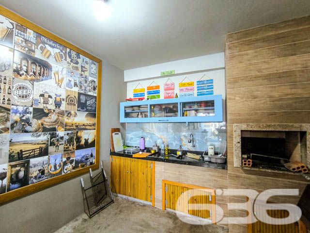Descubra a tranquilidade e a beleza de viver em Balneário Barra do Sul com esta encantadora residência, situada no coração do Centro. Esta casa térrea padrão, oferece um refúgio perfeito com uma área construída de 110m² em um terreno de 300m², proporcionando um espaço amplo e acolhedor para você e sua família.

Ao entrar, você será recebido por uma sala de estar espaçosa, criando um espaço acolhedor para receber amigos e familiares. A casa dispõe de um dormitório confortável com ar condicionado e guarda-roupa embutido, garantindo privacidade e conforto. Além disso, inclui uma suíte com closet, ideal para quem procura um espaço mais íntimo e organizado.

A cozinha é um verdadeiro convite ao prazer culinário, totalmente equipada e integrada com a sala de jantar, perfeita para preparar refeições enquanto desfruta da companhia de seus convidados. A área de serviço completa as necessidades práticas do dia a dia.

Para os amantes de entretenimento e lazer, a residência oferece uma área de festa com churrasqueira, perfeita para confraternizações em família ou entre amigos. O jardim e a varanda proporcionam um ambiente agradável para relaxar ao ar livre e desfrutar do clima agradável da região.

Este imóvel também conta com três vagas de garagem descobertas e uma coberta, proporcionando comodidade e segurança para seus veículos. A propriedade é cercada, garantindo privacidade e segurança, e inclui recursos como interfone e despensa, adicionando um extra de praticidade e conforto ao seu dia a dia.

Localizada próxima ao P.A. 24h do centro, a casa oferece fácil acesso a serviços públicos essenciais, transportes públicos, hospitais e muito mais, assegurando que todas as suas necessidades sejam facilmente atendidas.

Viva a experiência de residir em um imóvel que combina conforto, segurança e localização privilegiada. Esta casa não apenas oferece um lar, mas um estilo de vida que poucos podem desfrutar. Venha conhecer e se apaixonar por cada detalhe! Agende sua visita e sinta o orgulho de chamar este lugar de seu novo lar.
 
636 NEGÓCIOS IMOBILIÁRIOS: A SUA MELHOR ESCOLHA
Com mais de 30 anos de experiência, a 636 Negócios Imobiliários é sua parceira ideal para encontrar o imóvel perfeito. Estamos prontos para ajudá-lo a fazer deste imóvel o seu novo lar.
 
Telefone: (47) 3451-0636
WhatsApp: (47) 99190-0636
 
Não perca esta oportunidade única. Visite nosso site para mais informações: i636.com.br