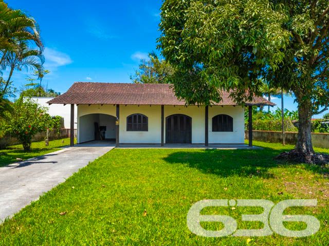Descubra seu Refúgio na Beira da Lagoa: Casa Espaçosa e Acolhedora em Balneário Barra do Sul

Encontre sua paz no coração de Balneário Barra do Sul, nesta encantadora residência padrão-sobrado, situada a poucos passos da serena Lagoa da Costeira. Com um generoso terreno de 660m² e 120m² de área construída, este imóvel não é apenas uma casa, mas um convite para viver seus dias em harmonia com a natureza.

Características Exclusivas:

Localização Privilegiada: A apenas 200 metros da lagoa, desfrute de acesso fácil a um paraíso natural, onde a brisa da lagoa e o canto dos pássaros criam uma atmosfera de tranquilidade e bem-estar.
Espaço e Conforto: Composta por 2 dormitórios aconchegantes, uma suíte, cada quarto é um recanto de paz, prometendo noites de descanso reparador.
Áreas de Convívio Familiar: A ampla sala de estar se abre para uma cozinha prática, oferecendo um layout fluido que é perfeito para reuniões familiares e entretenimento.
Lazer ao Ar Livre: A propriedade inclui uma varanda espaçosa com vista para a lagoa, ideal para momentos de relaxamento e lazer ao ar livre. Imagine-se desfrutando de um café da manhã ao som da natureza ou lendo seu livro favorito sob o céu azul.

Mais Amenidades:

Garagem Ampla: Com espaço para até 9 veículos, a garagem é perfeita para receber familiares e amigos sem preocupações com estacionamento.
Infraestrutura Completa: Além de estar murada, a casa conta com área de serviço, jardim para seus momentos de lazer e uma churrasqueira para confraternizações memoráveis.

Aproveite a oportunidade de viver ou investir em um lugar onde cada dia é uma celebração da natureza e conforto. Agende sua visita hoje mesmo e venha conhecer o seu novo lar na 636 Negócios Imobiliários, onde sonhos se tornam realidade!
 
636 NEGÓCIOS IMOBILIÁRIOS: A SUA MELHOR ESCOLHA
Com mais de 30 anos de experiência, a 636 Negócios Imobiliários é sua parceira ideal para encontrar o imóvel perfeito. Estamos prontos para ajudá-lo a fazer deste imóvel o seu novo lar.
 
Telefone: (47) 3451-0636
WhatsApp: (47) 99190-0636
 
Não perca esta oportunidade única. Visite nosso site para mais informações: i636.com.br