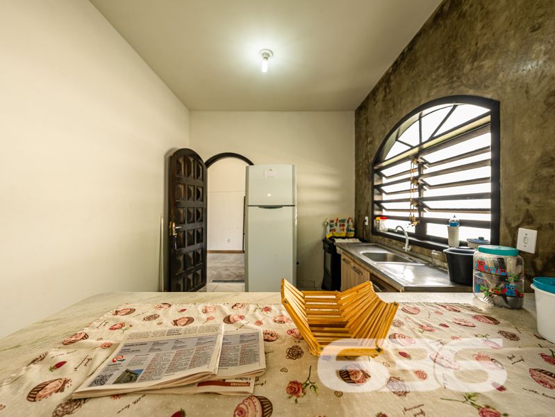 Descubra seu Refúgio na Beira da Lagoa: Casa Espaçosa e Acolhedora em Balneário Barra do Sul

Encontre sua paz no coração de Balneário Barra do Sul, nesta encantadora residência padrão-sobrado, situada a poucos passos da serena Lagoa da Costeira. Com um generoso terreno de 660m² e 120m² de área construída, este imóvel não é apenas uma casa, mas um convite para viver seus dias em harmonia com a natureza.

Características Exclusivas:

Localização Privilegiada: A apenas 200 metros da lagoa, desfrute de acesso fácil a um paraíso natural, onde a brisa da lagoa e o canto dos pássaros criam uma atmosfera de tranquilidade e bem-estar.
Espaço e Conforto: Composta por 2 dormitórios aconchegantes, uma suíte, cada quarto é um recanto de paz, prometendo noites de descanso reparador.
Áreas de Convívio Familiar: A ampla sala de estar se abre para uma cozinha prática, oferecendo um layout fluido que é perfeito para reuniões familiares e entretenimento.
Lazer ao Ar Livre: A propriedade inclui uma varanda espaçosa com vista para a lagoa, ideal para momentos de relaxamento e lazer ao ar livre. Imagine-se desfrutando de um café da manhã ao som da natureza ou lendo seu livro favorito sob o céu azul.

Mais Amenidades:

Garagem Ampla: Com espaço para até 9 veículos, a garagem é perfeita para receber familiares e amigos sem preocupações com estacionamento.
Infraestrutura Completa: Além de estar murada, a casa conta com área de serviço, jardim para seus momentos de lazer e uma churrasqueira para confraternizações memoráveis.

Aproveite a oportunidade de viver ou investir em um lugar onde cada dia é uma celebração da natureza e conforto. Agende sua visita hoje mesmo e venha conhecer o seu novo lar na 636 Negócios Imobiliários, onde sonhos se tornam realidade!
 
636 NEGÓCIOS IMOBILIÁRIOS: A SUA MELHOR ESCOLHA
Com mais de 30 anos de experiência, a 636 Negócios Imobiliários é sua parceira ideal para encontrar o imóvel perfeito. Estamos prontos para ajudá-lo a fazer deste imóvel o seu novo lar.
 
Telefone: (47) 3451-0636
WhatsApp: (47) 99190-0636
 
Não perca esta oportunidade única. Visite nosso site para mais informações: i636.com.br