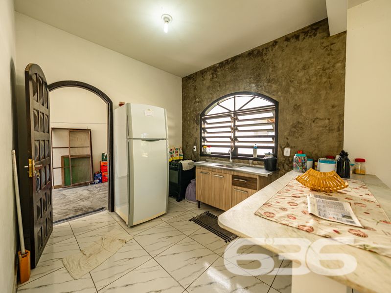 Descubra seu Refúgio na Beira da Lagoa: Casa Espaçosa e Acolhedora em Balneário Barra do Sul

Encontre sua paz no coração de Balneário Barra do Sul, nesta encantadora residência padrão-sobrado, situada a poucos passos da serena Lagoa da Costeira. Com um generoso terreno de 660m² e 120m² de área construída, este imóvel não é apenas uma casa, mas um convite para viver seus dias em harmonia com a natureza.

Características Exclusivas:

Localização Privilegiada: A apenas 200 metros da lagoa, desfrute de acesso fácil a um paraíso natural, onde a brisa da lagoa e o canto dos pássaros criam uma atmosfera de tranquilidade e bem-estar.
Espaço e Conforto: Composta por 2 dormitórios aconchegantes, uma suíte, cada quarto é um recanto de paz, prometendo noites de descanso reparador.
Áreas de Convívio Familiar: A ampla sala de estar se abre para uma cozinha prática, oferecendo um layout fluido que é perfeito para reuniões familiares e entretenimento.
Lazer ao Ar Livre: A propriedade inclui uma varanda espaçosa com vista para a lagoa, ideal para momentos de relaxamento e lazer ao ar livre. Imagine-se desfrutando de um café da manhã ao som da natureza ou lendo seu livro favorito sob o céu azul.

Mais Amenidades:

Garagem Ampla: Com espaço para até 9 veículos, a garagem é perfeita para receber familiares e amigos sem preocupações com estacionamento.
Infraestrutura Completa: Além de estar murada, a casa conta com área de serviço, jardim para seus momentos de lazer e uma churrasqueira para confraternizações memoráveis.

Aproveite a oportunidade de viver ou investir em um lugar onde cada dia é uma celebração da natureza e conforto. Agende sua visita hoje mesmo e venha conhecer o seu novo lar na 636 Negócios Imobiliários, onde sonhos se tornam realidade!
 
636 NEGÓCIOS IMOBILIÁRIOS: A SUA MELHOR ESCOLHA
Com mais de 30 anos de experiência, a 636 Negócios Imobiliários é sua parceira ideal para encontrar o imóvel perfeito. Estamos prontos para ajudá-lo a fazer deste imóvel o seu novo lar.
 
Telefone: (47) 3451-0636
WhatsApp: (47) 99190-0636
 
Não perca esta oportunidade única. Visite nosso site para mais informações: i636.com.br