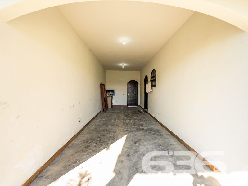 Descubra seu Refúgio na Beira da Lagoa: Casa Espaçosa e Acolhedora em Balneário Barra do Sul

Encontre sua paz no coração de Balneário Barra do Sul, nesta encantadora residência padrão-sobrado, situada a poucos passos da serena Lagoa da Costeira. Com um generoso terreno de 660m² e 120m² de área construída, este imóvel não é apenas uma casa, mas um convite para viver seus dias em harmonia com a natureza.

Características Exclusivas:

Localização Privilegiada: A apenas 200 metros da lagoa, desfrute de acesso fácil a um paraíso natural, onde a brisa da lagoa e o canto dos pássaros criam uma atmosfera de tranquilidade e bem-estar.
Espaço e Conforto: Composta por 2 dormitórios aconchegantes, uma suíte, cada quarto é um recanto de paz, prometendo noites de descanso reparador.
Áreas de Convívio Familiar: A ampla sala de estar se abre para uma cozinha prática, oferecendo um layout fluido que é perfeito para reuniões familiares e entretenimento.
Lazer ao Ar Livre: A propriedade inclui uma varanda espaçosa com vista para a lagoa, ideal para momentos de relaxamento e lazer ao ar livre. Imagine-se desfrutando de um café da manhã ao som da natureza ou lendo seu livro favorito sob o céu azul.

Mais Amenidades:

Garagem Ampla: Com espaço para até 9 veículos, a garagem é perfeita para receber familiares e amigos sem preocupações com estacionamento.
Infraestrutura Completa: Além de estar murada, a casa conta com área de serviço, jardim para seus momentos de lazer e uma churrasqueira para confraternizações memoráveis.

Aproveite a oportunidade de viver ou investir em um lugar onde cada dia é uma celebração da natureza e conforto. Agende sua visita hoje mesmo e venha conhecer o seu novo lar na 636 Negócios Imobiliários, onde sonhos se tornam realidade!
 
636 NEGÓCIOS IMOBILIÁRIOS: A SUA MELHOR ESCOLHA
Com mais de 30 anos de experiência, a 636 Negócios Imobiliários é sua parceira ideal para encontrar o imóvel perfeito. Estamos prontos para ajudá-lo a fazer deste imóvel o seu novo lar.
 
Telefone: (47) 3451-0636
WhatsApp: (47) 99190-0636
 
Não perca esta oportunidade única. Visite nosso site para mais informações: i636.com.br