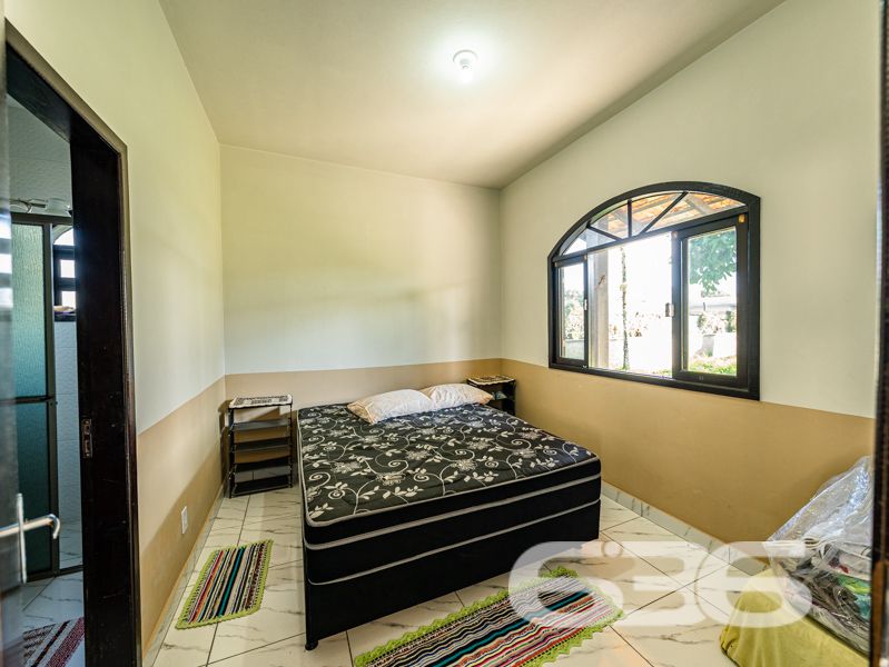 Descubra seu Refúgio na Beira da Lagoa: Casa Espaçosa e Acolhedora em Balneário Barra do Sul

Encontre sua paz no coração de Balneário Barra do Sul, nesta encantadora residência padrão-sobrado, situada a poucos passos da serena Lagoa da Costeira. Com um generoso terreno de 660m² e 120m² de área construída, este imóvel não é apenas uma casa, mas um convite para viver seus dias em harmonia com a natureza.

Características Exclusivas:

Localização Privilegiada: A apenas 200 metros da lagoa, desfrute de acesso fácil a um paraíso natural, onde a brisa da lagoa e o canto dos pássaros criam uma atmosfera de tranquilidade e bem-estar.
Espaço e Conforto: Composta por 2 dormitórios aconchegantes, uma suíte, cada quarto é um recanto de paz, prometendo noites de descanso reparador.
Áreas de Convívio Familiar: A ampla sala de estar se abre para uma cozinha prática, oferecendo um layout fluido que é perfeito para reuniões familiares e entretenimento.
Lazer ao Ar Livre: A propriedade inclui uma varanda espaçosa com vista para a lagoa, ideal para momentos de relaxamento e lazer ao ar livre. Imagine-se desfrutando de um café da manhã ao som da natureza ou lendo seu livro favorito sob o céu azul.

Mais Amenidades:

Garagem Ampla: Com espaço para até 9 veículos, a garagem é perfeita para receber familiares e amigos sem preocupações com estacionamento.
Infraestrutura Completa: Além de estar murada, a casa conta com área de serviço, jardim para seus momentos de lazer e uma churrasqueira para confraternizações memoráveis.

Aproveite a oportunidade de viver ou investir em um lugar onde cada dia é uma celebração da natureza e conforto. Agende sua visita hoje mesmo e venha conhecer o seu novo lar na 636 Negócios Imobiliários, onde sonhos se tornam realidade!
 
636 NEGÓCIOS IMOBILIÁRIOS: A SUA MELHOR ESCOLHA
Com mais de 30 anos de experiência, a 636 Negócios Imobiliários é sua parceira ideal para encontrar o imóvel perfeito. Estamos prontos para ajudá-lo a fazer deste imóvel o seu novo lar.
 
Telefone: (47) 3451-0636
WhatsApp: (47) 99190-0636
 
Não perca esta oportunidade única. Visite nosso site para mais informações: i636.com.br