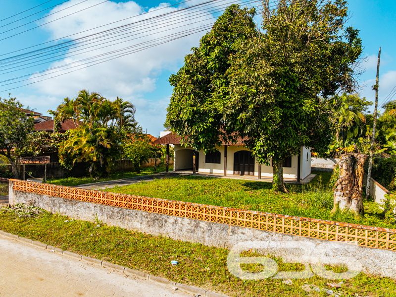Descubra seu Refúgio na Beira da Lagoa: Casa Espaçosa e Acolhedora em Balneário Barra do Sul

Encontre sua paz no coração de Balneário Barra do Sul, nesta encantadora residência padrão-sobrado, situada a poucos passos da serena Lagoa da Costeira. Com um generoso terreno de 660m² e 120m² de área construída, este imóvel não é apenas uma casa, mas um convite para viver seus dias em harmonia com a natureza.

Características Exclusivas:

Localização Privilegiada: A apenas 200 metros da lagoa, desfrute de acesso fácil a um paraíso natural, onde a brisa da lagoa e o canto dos pássaros criam uma atmosfera de tranquilidade e bem-estar.
Espaço e Conforto: Composta por 2 dormitórios aconchegantes, uma suíte, cada quarto é um recanto de paz, prometendo noites de descanso reparador.
Áreas de Convívio Familiar: A ampla sala de estar se abre para uma cozinha prática, oferecendo um layout fluido que é perfeito para reuniões familiares e entretenimento.
Lazer ao Ar Livre: A propriedade inclui uma varanda espaçosa com vista para a lagoa, ideal para momentos de relaxamento e lazer ao ar livre. Imagine-se desfrutando de um café da manhã ao som da natureza ou lendo seu livro favorito sob o céu azul.

Mais Amenidades:

Garagem Ampla: Com espaço para até 9 veículos, a garagem é perfeita para receber familiares e amigos sem preocupações com estacionamento.
Infraestrutura Completa: Além de estar murada, a casa conta com área de serviço, jardim para seus momentos de lazer e uma churrasqueira para confraternizações memoráveis.

Aproveite a oportunidade de viver ou investir em um lugar onde cada dia é uma celebração da natureza e conforto. Agende sua visita hoje mesmo e venha conhecer o seu novo lar na 636 Negócios Imobiliários, onde sonhos se tornam realidade!
 
636 NEGÓCIOS IMOBILIÁRIOS: A SUA MELHOR ESCOLHA
Com mais de 30 anos de experiência, a 636 Negócios Imobiliários é sua parceira ideal para encontrar o imóvel perfeito. Estamos prontos para ajudá-lo a fazer deste imóvel o seu novo lar.
 
Telefone: (47) 3451-0636
WhatsApp: (47) 99190-0636
 
Não perca esta oportunidade única. Visite nosso site para mais informações: i636.com.br